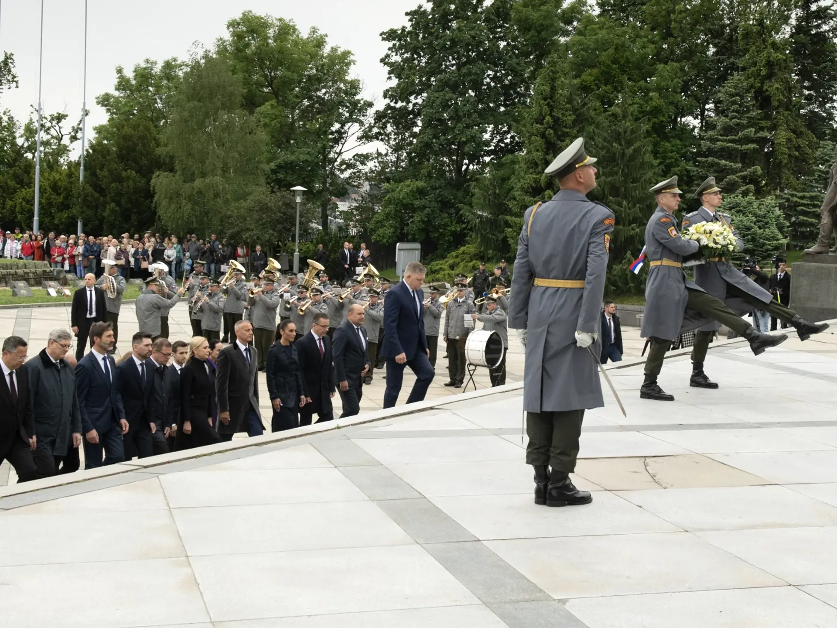 Na snímke uprostred predseda vlády SR Robert Fico počas kladenia venov k pamätníku na Slavíne pri príležitosti Dňa víťazstva nad fašizmom 8. mája 2024 v Bratislave. FOTO TASR - Pavel Neubauer