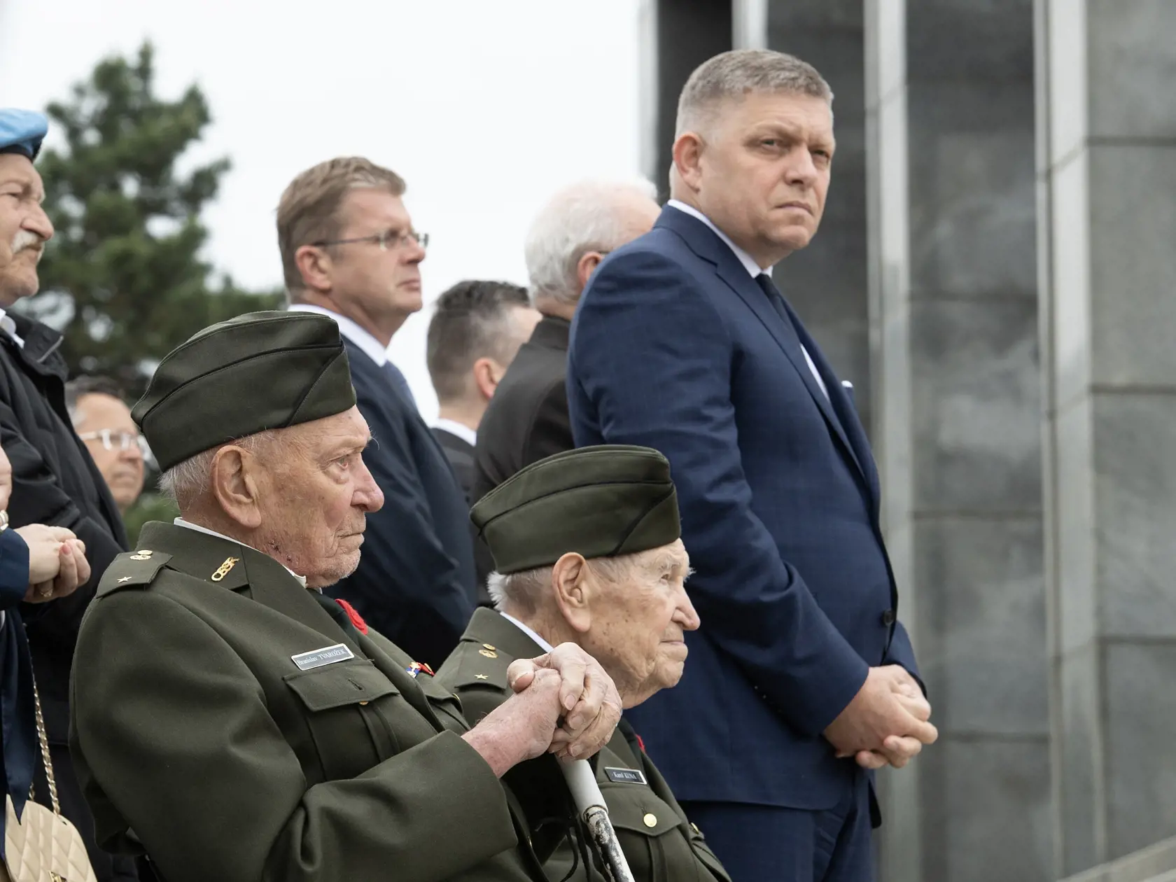 Na snímke zľava vojnoví veteráni Branislav Tvarožek, Karol Kuna, predseda vlády SR Robert Fico (Smer-SD) počas kladenia vencov k pamätníku na Slavíne pri príležitosti Dňa víťazstva nad fašizmom na vojenskom pamätníku Slavín 8. mája 2024 v Bratislave. FOTO TASR - Pavel Neubauer