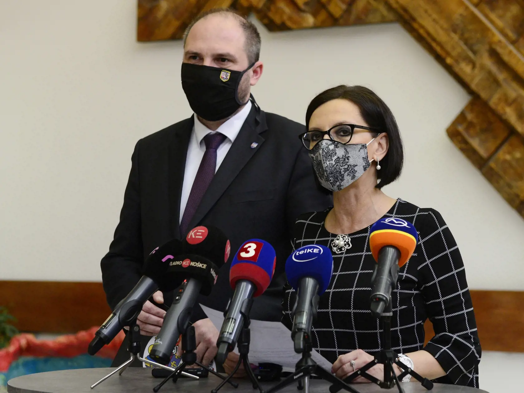 Na snímke primátor mesta Košice Jaroslav Polaček a viceprimátorka Lucia Gurbáľová. Známe osobnosti sa zhodli, že premenovať Luník IX, vôbec nie je dobrý nápad a je potrebné riešiť v danej situácii niečo úplne iné.
