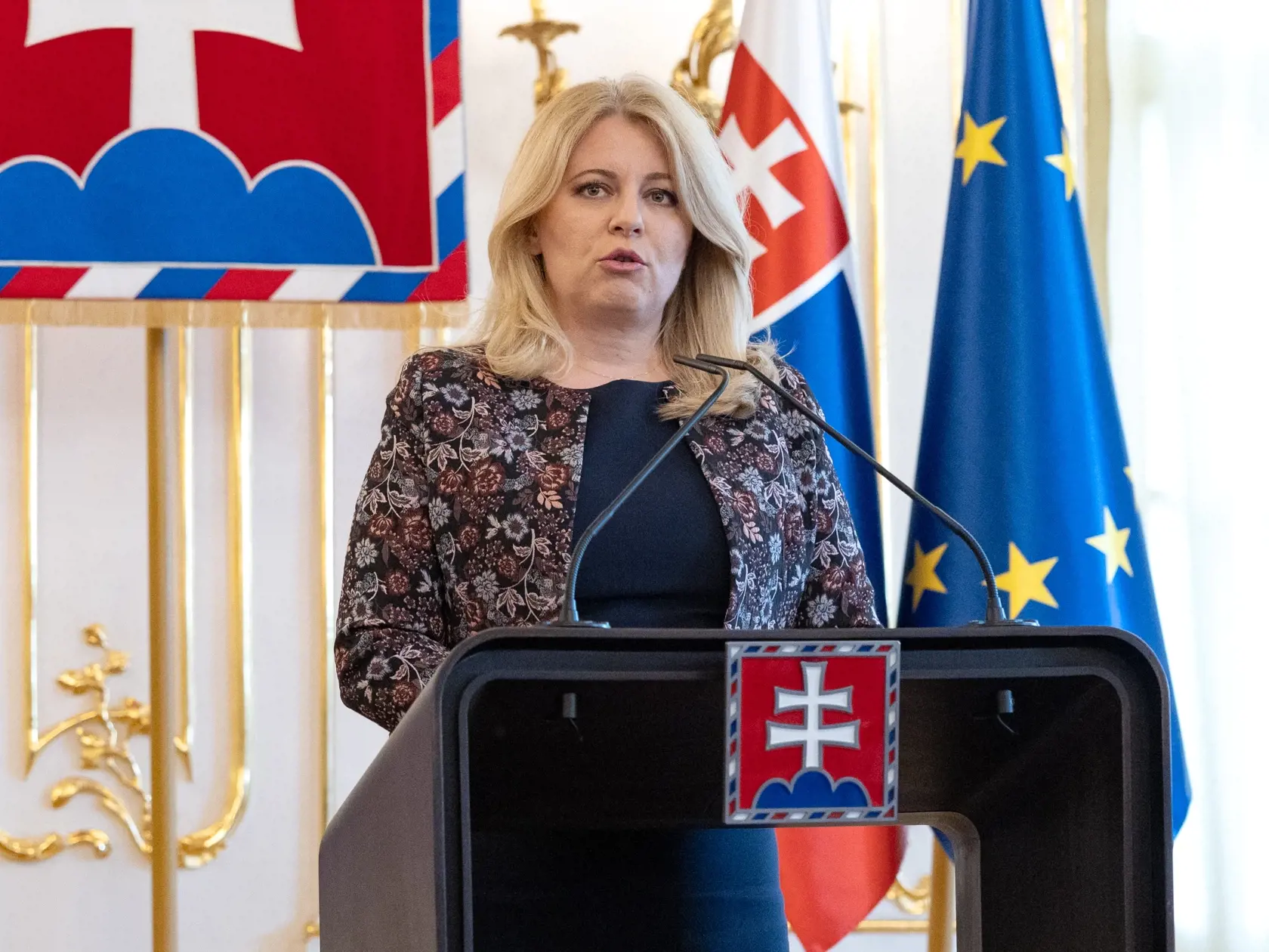 Prezidentka Slovenskej republiky Zuzana Čaputová ostro odsúdila atentát na presedu vlády SR Roberta Fica počas výjazdového rokovania vlády v Handlovej. Roberta Fica so strelnými poraneniami previezli do nemocnice v Banskej Bystrici. Strelca na mieste zadržala polícia.