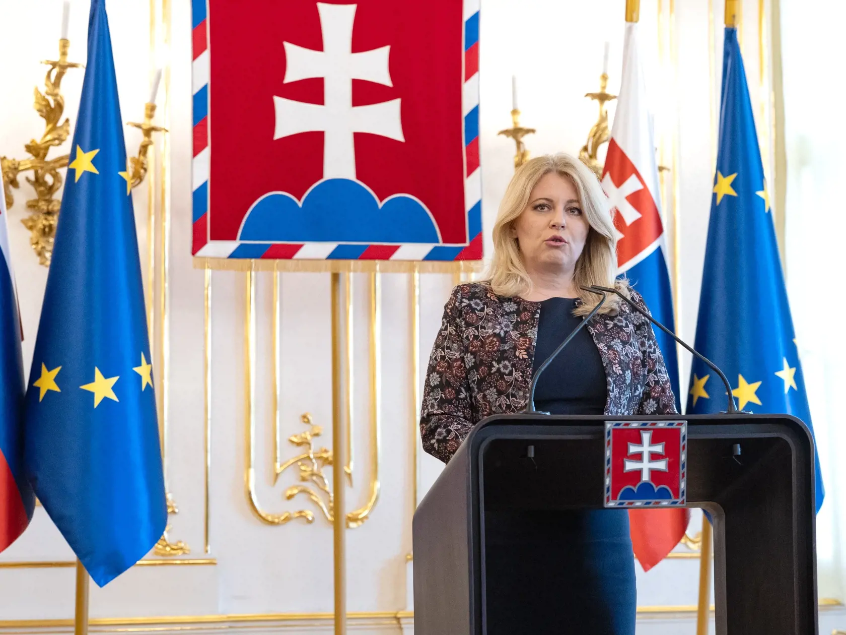 Prezidentka Slovenskej republiky Zuzana Čaputová ostro odsúdila atentát na presedu vlády SR Roberta Fica počas výjazdového rokovania vlády v Handlovej. Roberta Fica so strelnými poraneniami previezli do nemocnice v Banskej Bystrici. Strelca na mieste zadržala polícia.