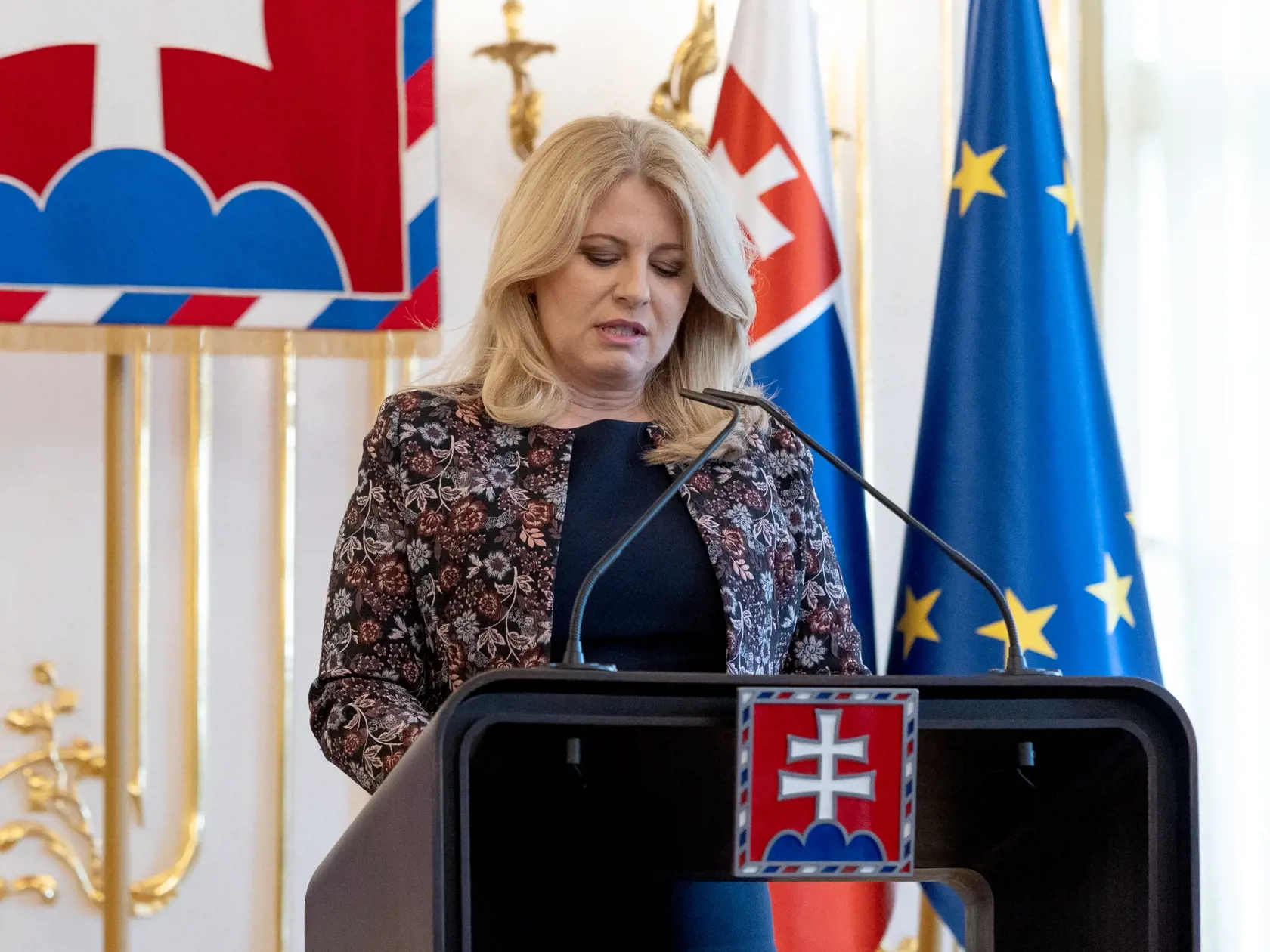 Prezidentka Slovenskej republiky Zuzana Čaputová ostro odsúdila atentát na presedu vlády SR Roberta Fica počas výjazdového rokovania vlády v Handlovej. Roberta Fica so strelnými poraneniami previezli do nemocnice v Banskej Bystrici. Strelca na mieste zadržala polícia.