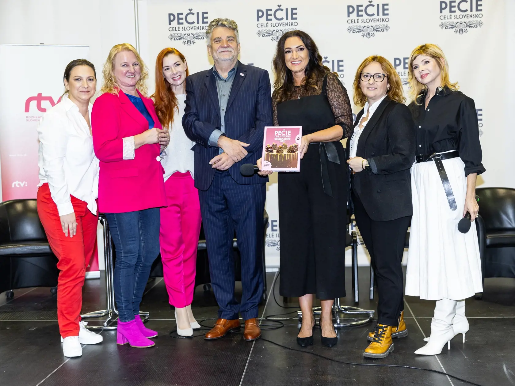 Krst knihy “Pečie celé Slovensko 2” v Bratislave. Na snímke  Jozefína Zaukolcová, Petra Tóthová, Karin Majtánová, Soňa Müllerová, Ľuboš Machaj a Lucia Gyenesová.