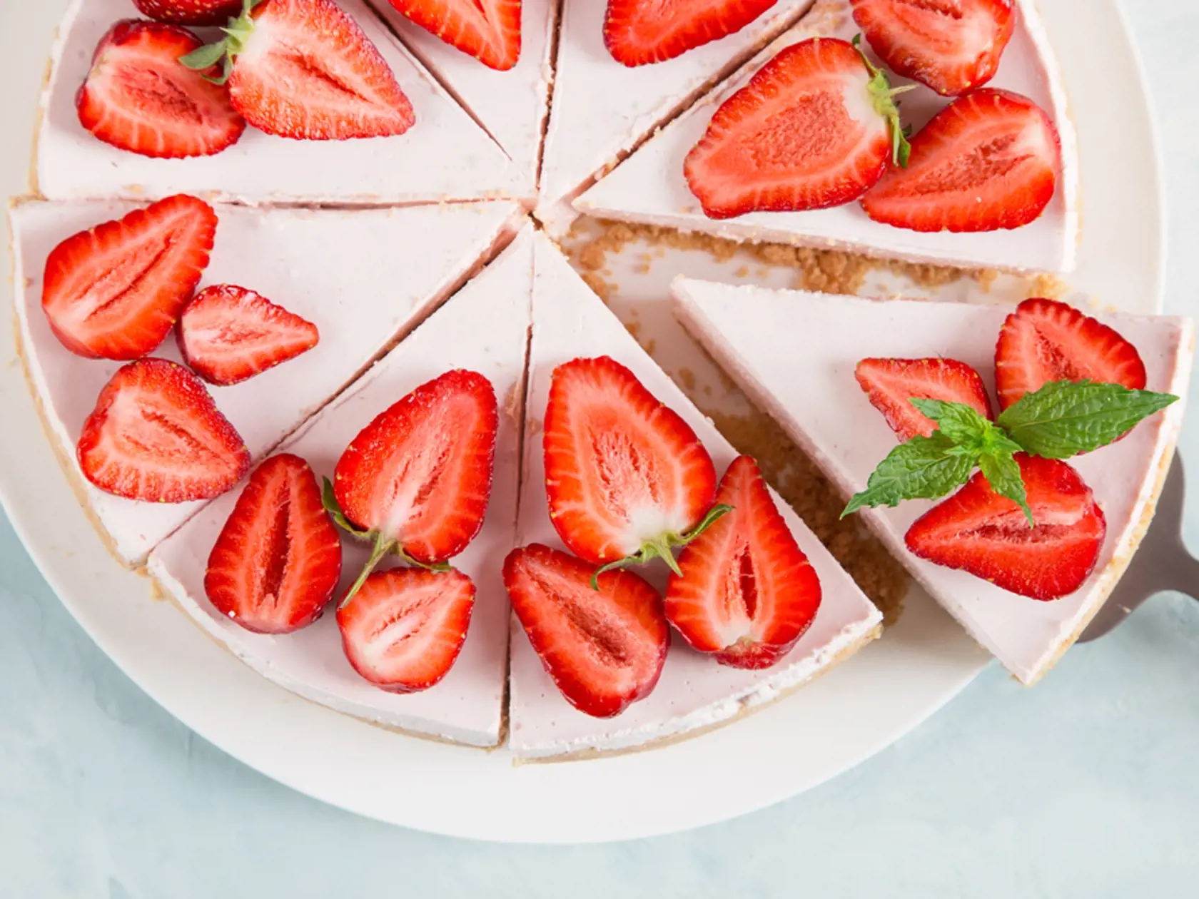 Sweet,Breakfast,,Delicious,Cheesecake,With,Fresh,Strawberries,And,Mint,,Homemade