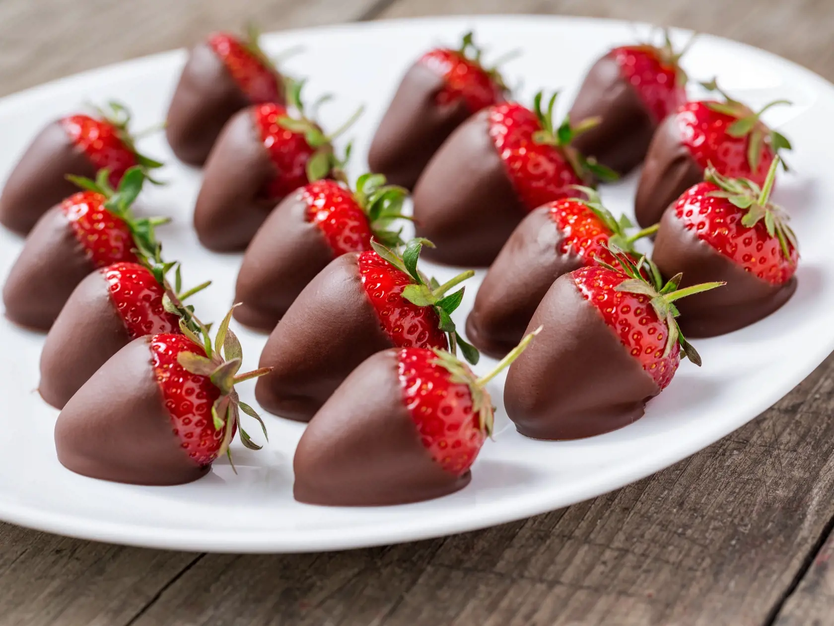 Fresh,Strawberries,Covered,With,Dark,Chocolate