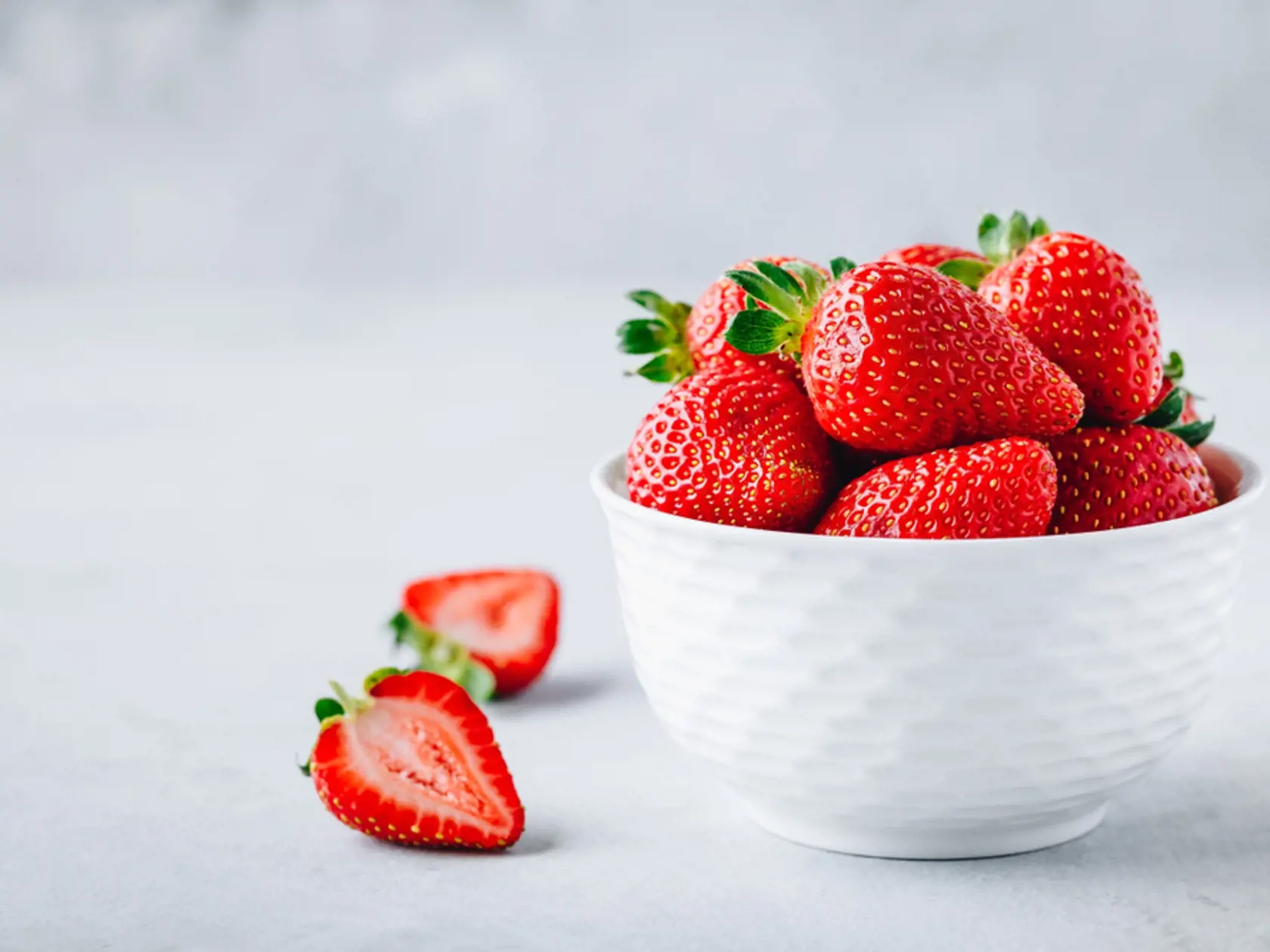 Fresh,Ripe,Delicious,Strawberries,In,A,White,Bowl,On,A