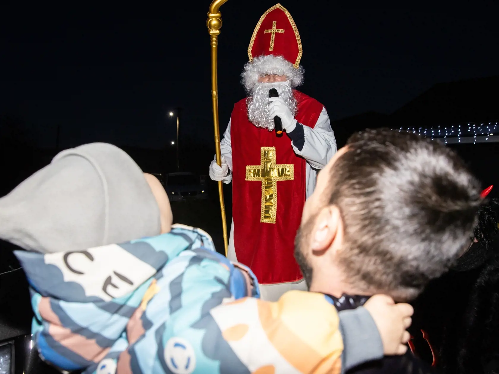 Najprv sa teda pristavil pri deťoch, ktoré stáli pred garážou.