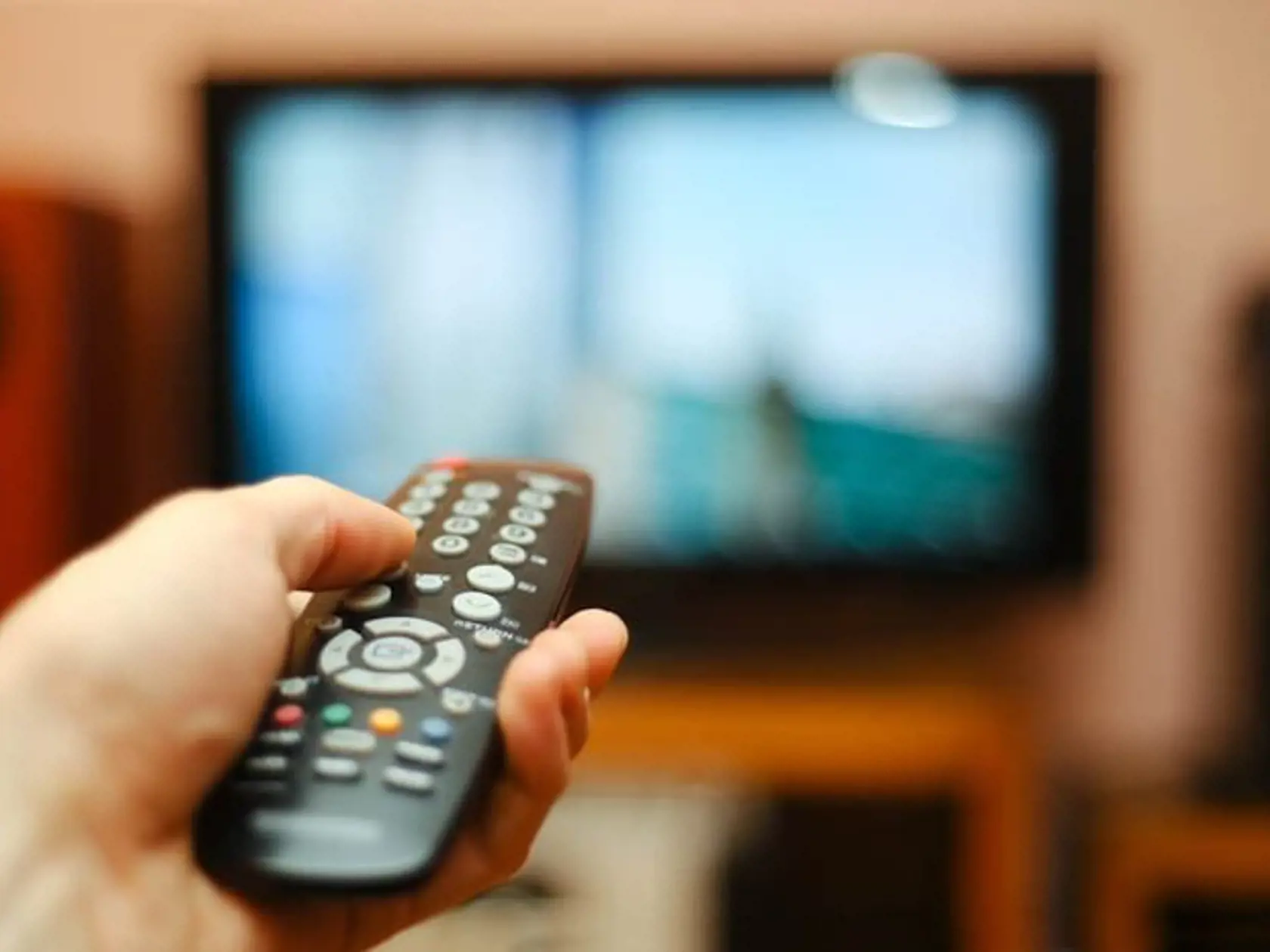Sledovanie televízie. 