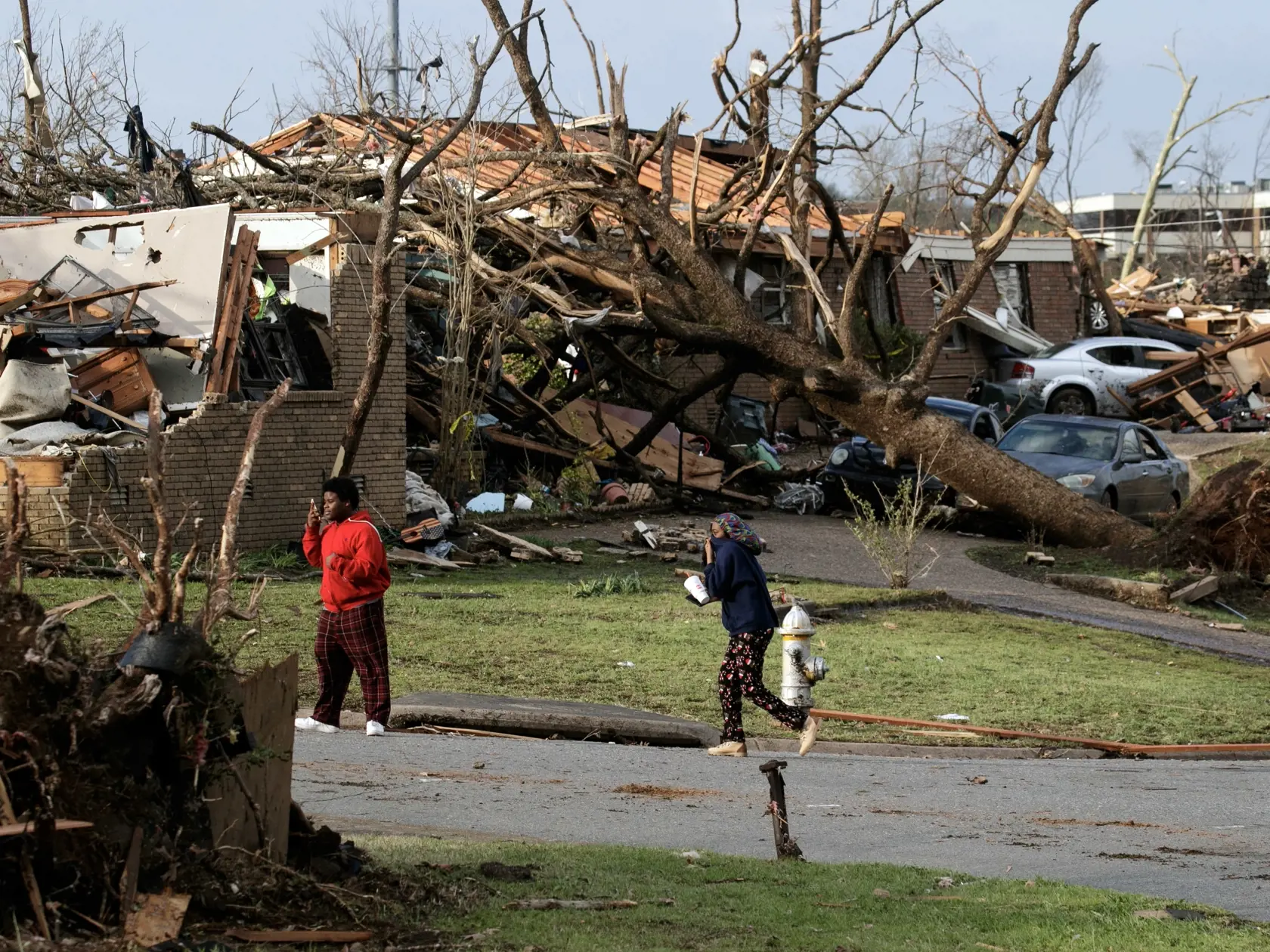 Na minimálne 26 vzrástol počet obetí ničivých búrok a tornád, ktoré v piatok a sobotu zasiahli štáty na juhu a stredozápade USA.