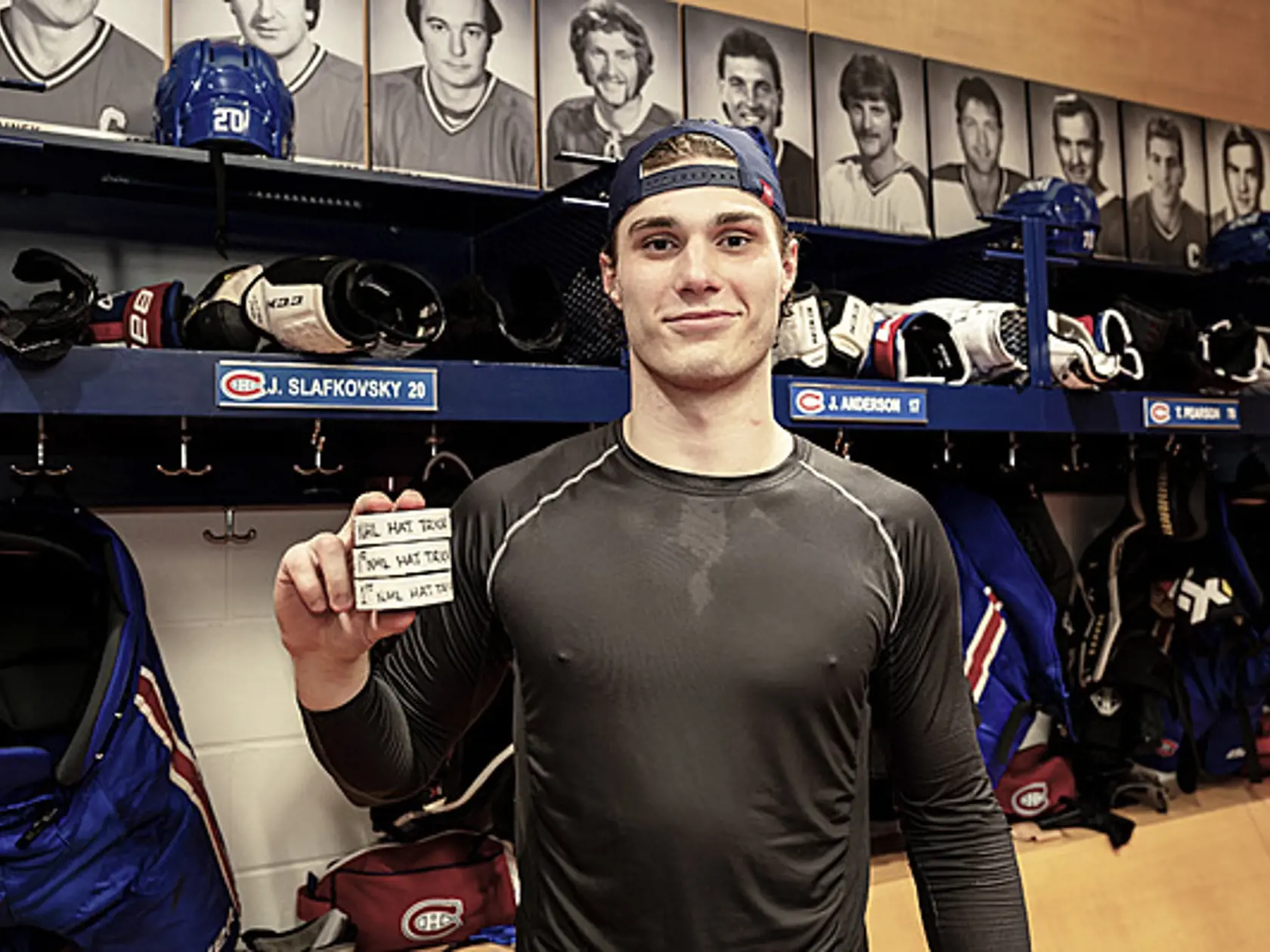 Juraj Slafkovský v šatni Montrealu po prvom dosiahnutom hetriku v NHL.