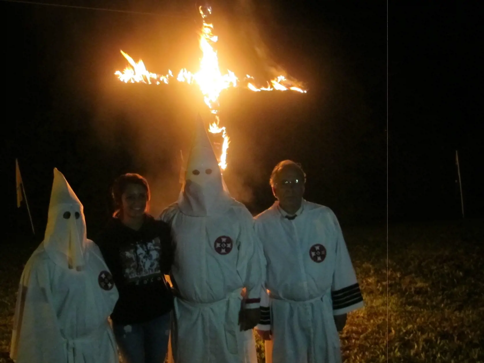 Novinárka Katarzyna Surmiak-Domańska v spoločnosti členov hnutia Ku-klux-klan v Arkansase.