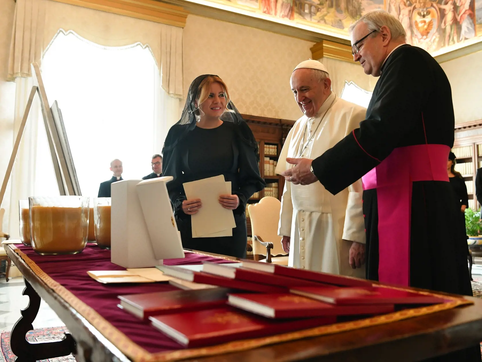 Prezidentka SR Zuzana Čaputová (vľavo) a pápež František (uprostred) počas súkromnej audiencie vo Vatikáne v pondelok 14. decembra 2020. FOTO TASR - Kancelária prezidenta SR 