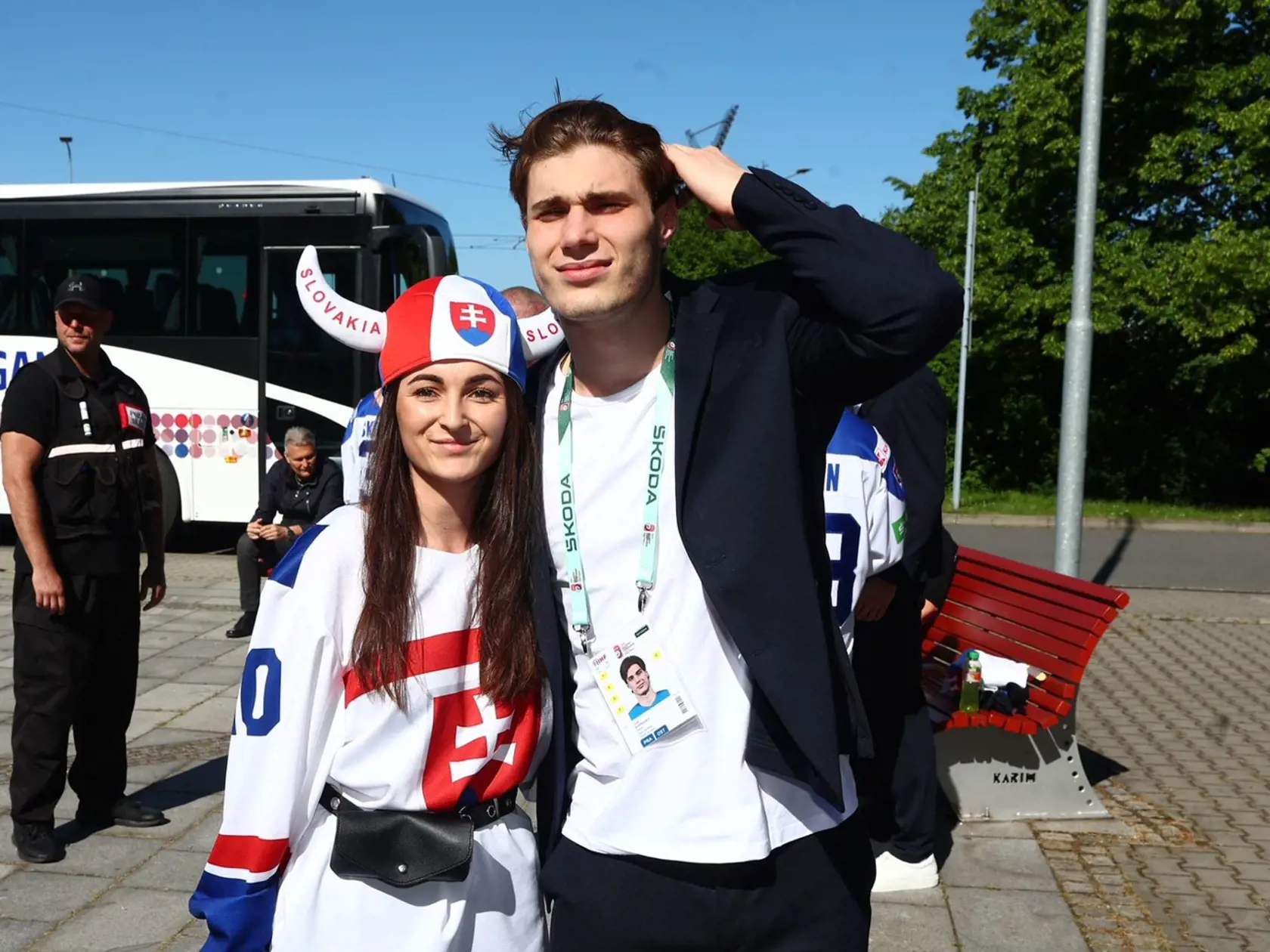 Juraj Slafkovský sa počas MS poctivo venuje fanúšikom.