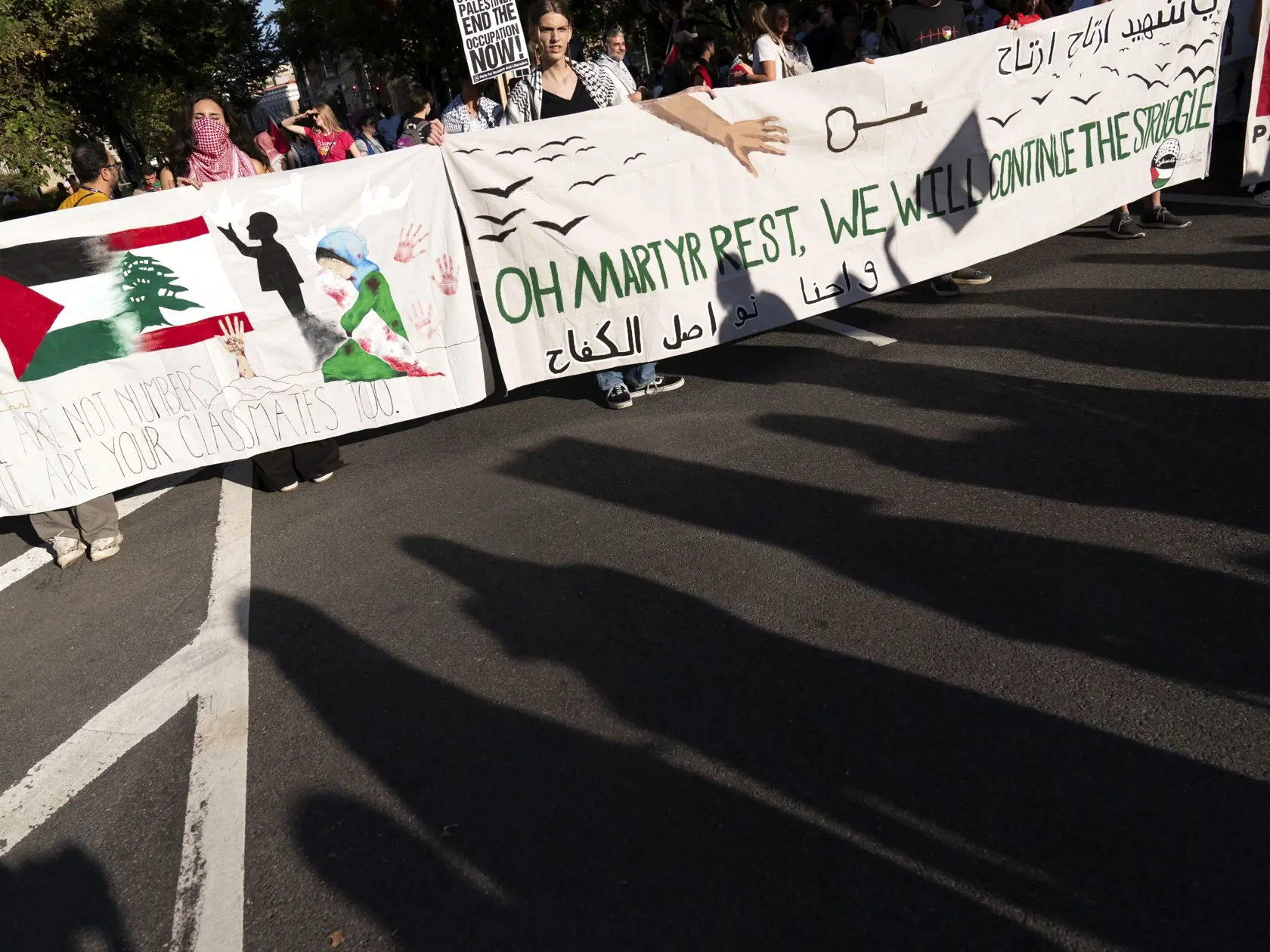 JB 26 Washington - Pro-palestínski demonštranti pochodujú počas protestu na vyjadrenie solidarity s Palestínčanmi v Gaze na pro-palestínskom zhromaždení vo Washingtone 5. októbra 2024, na ktorom sa zúčastnilo niekoľko tisícok demonštrantov. Tisíce demonštrantov sa v sobotu vydali do ulíc viacerých veľkých miest po celom svete, aby pred blížiacim sa prvým výročím začiatku vojny v Pásme Gazy žiadali ukončenie konfliktu. Informovali o tom agentúry AP a Reuters, píše TASR. FOTO TASR/AP

Pro-Palestin