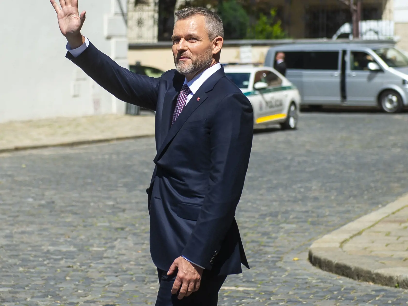 Na snímke nový prezident SR Peter Pellegrini pozdravuje ľudí pri odchode z Dómu svätého Martina po slávnostnej sv. omši Te Deum po jeho zložení sľubu prezidenta SR 15. júna 2024 v Bratislave. FOTO TASR - Jakub Kotian