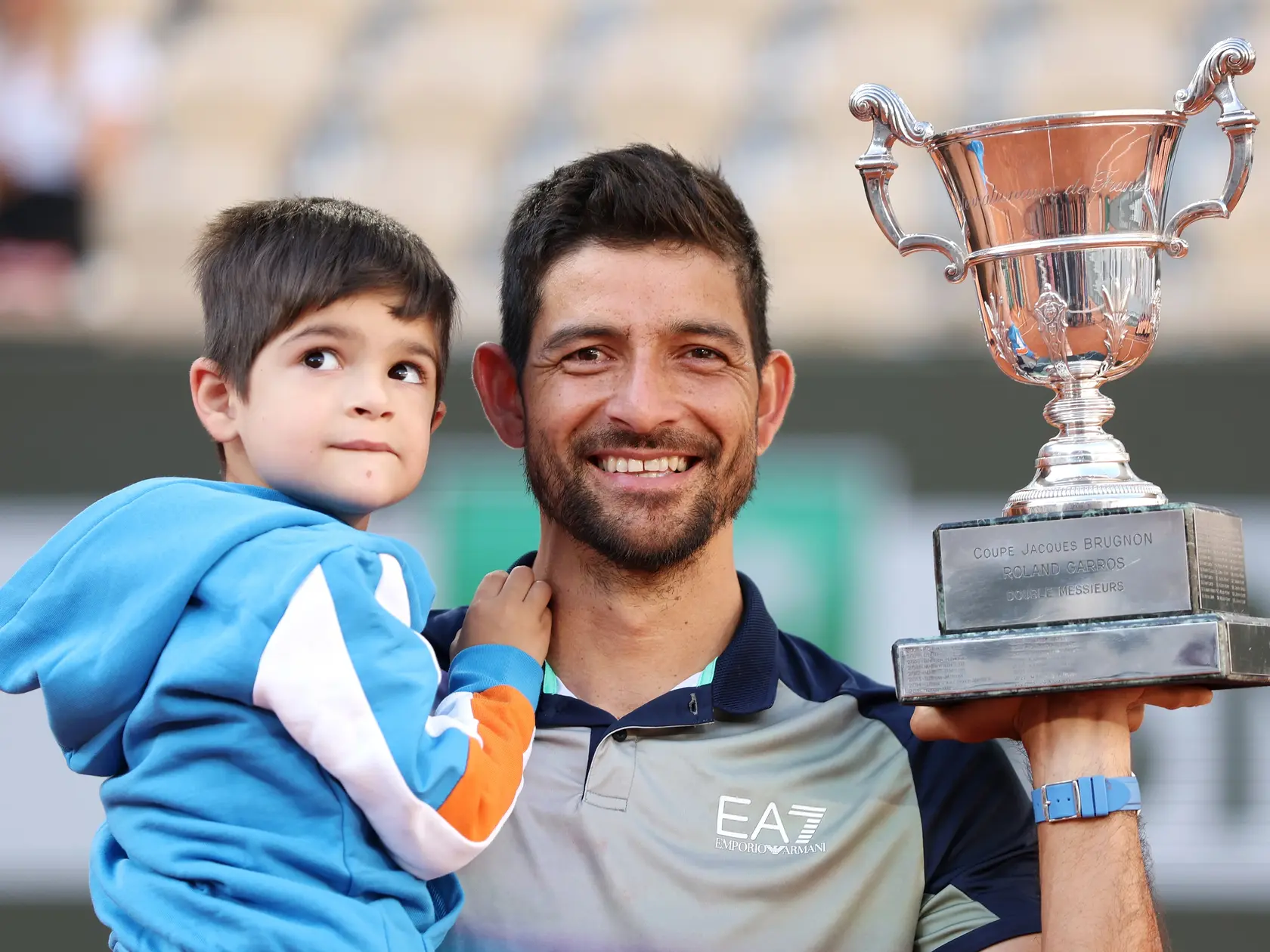 Marcelo Arevalo si grandslamovú trofej na Roland Garros 2024 užil aj so synom.