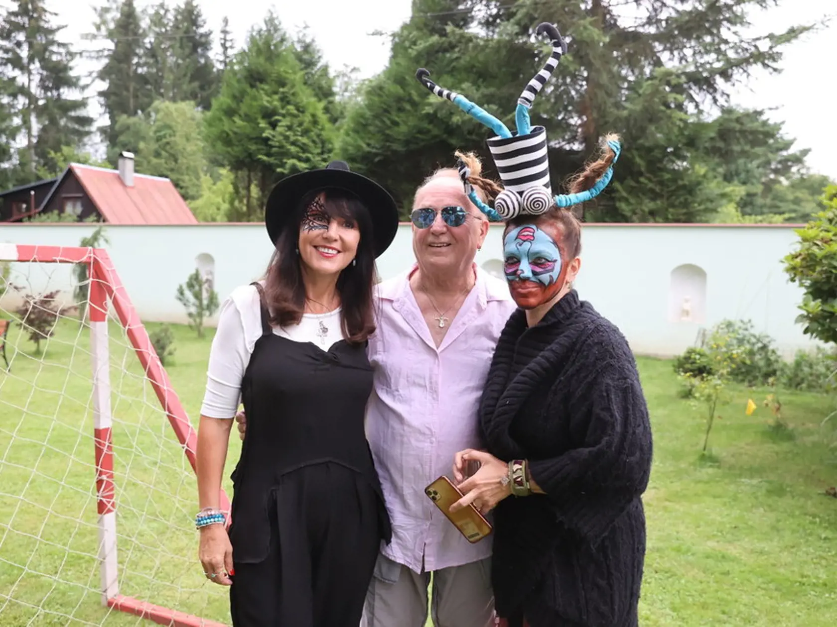 Divoká oslava na záhrade u Petra Jandu. Na snímke dcéra Marta Jandová (vpravo).