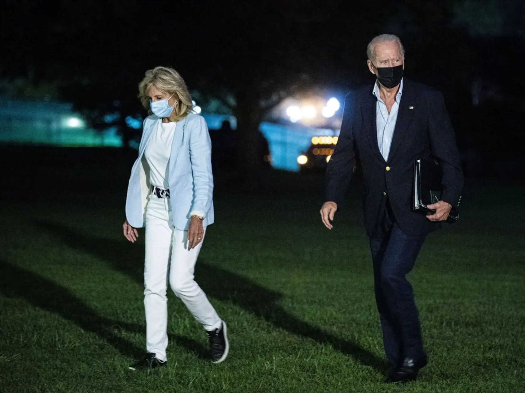 Jill Biden s prezidentom Joeom Bidenom sa vracajú do Bieleho domu. Manželka prezidenta prekvapila neformálnym outfitom.