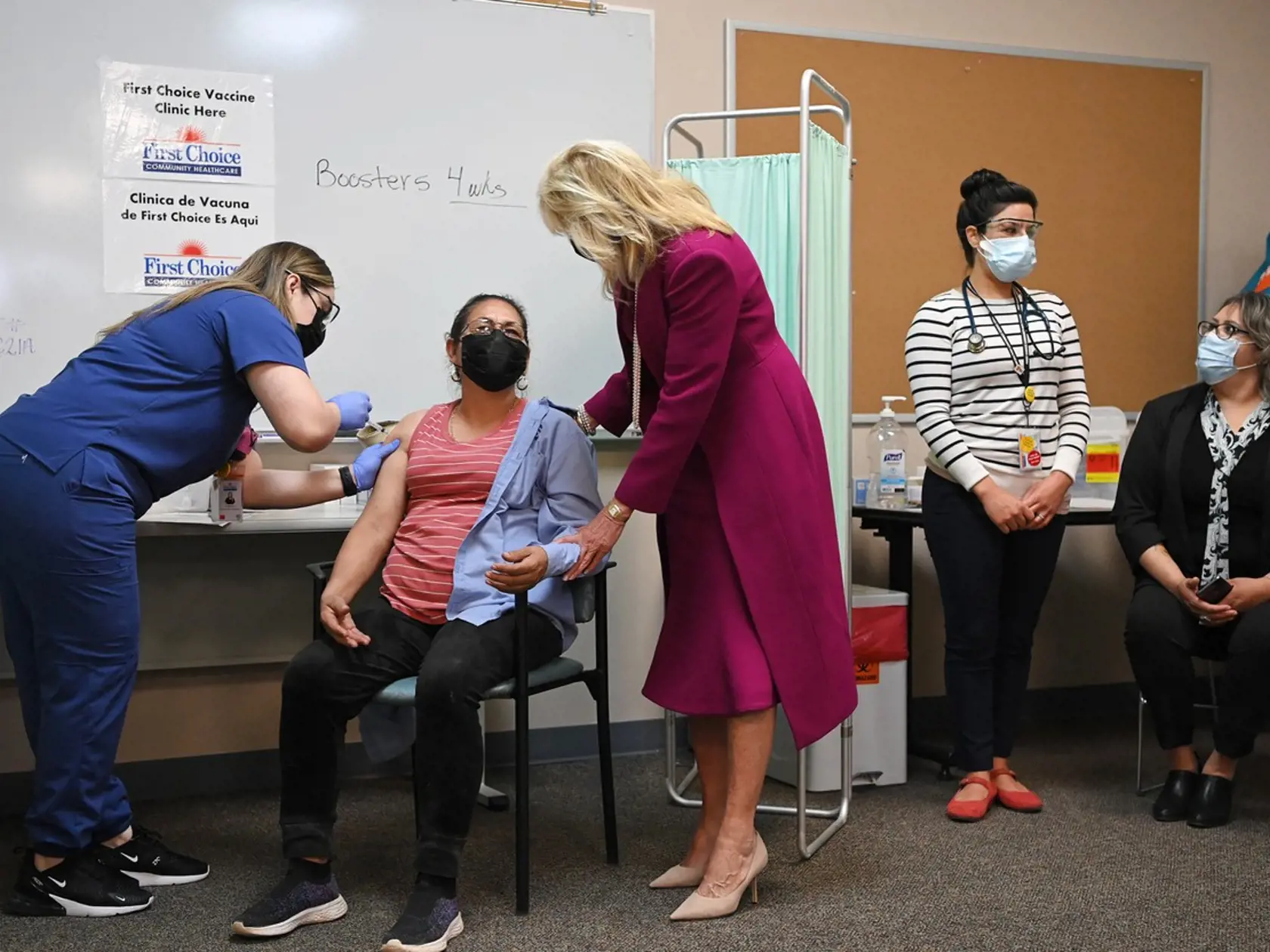 Jill Biden vyzerala v ružovou outfite úchvatne. Prvá dáma si však po prvom trapase so silonkami už radšej nedala žiadne.