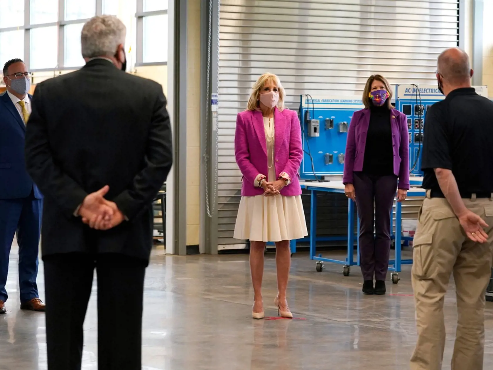 Jill Biden navštívila miestnu vysokú školu v meste Dixon. Aj napriek tomu, že vonku bolo sychravé počasie, Jill sa vybrala na návštevu bez siloniek.