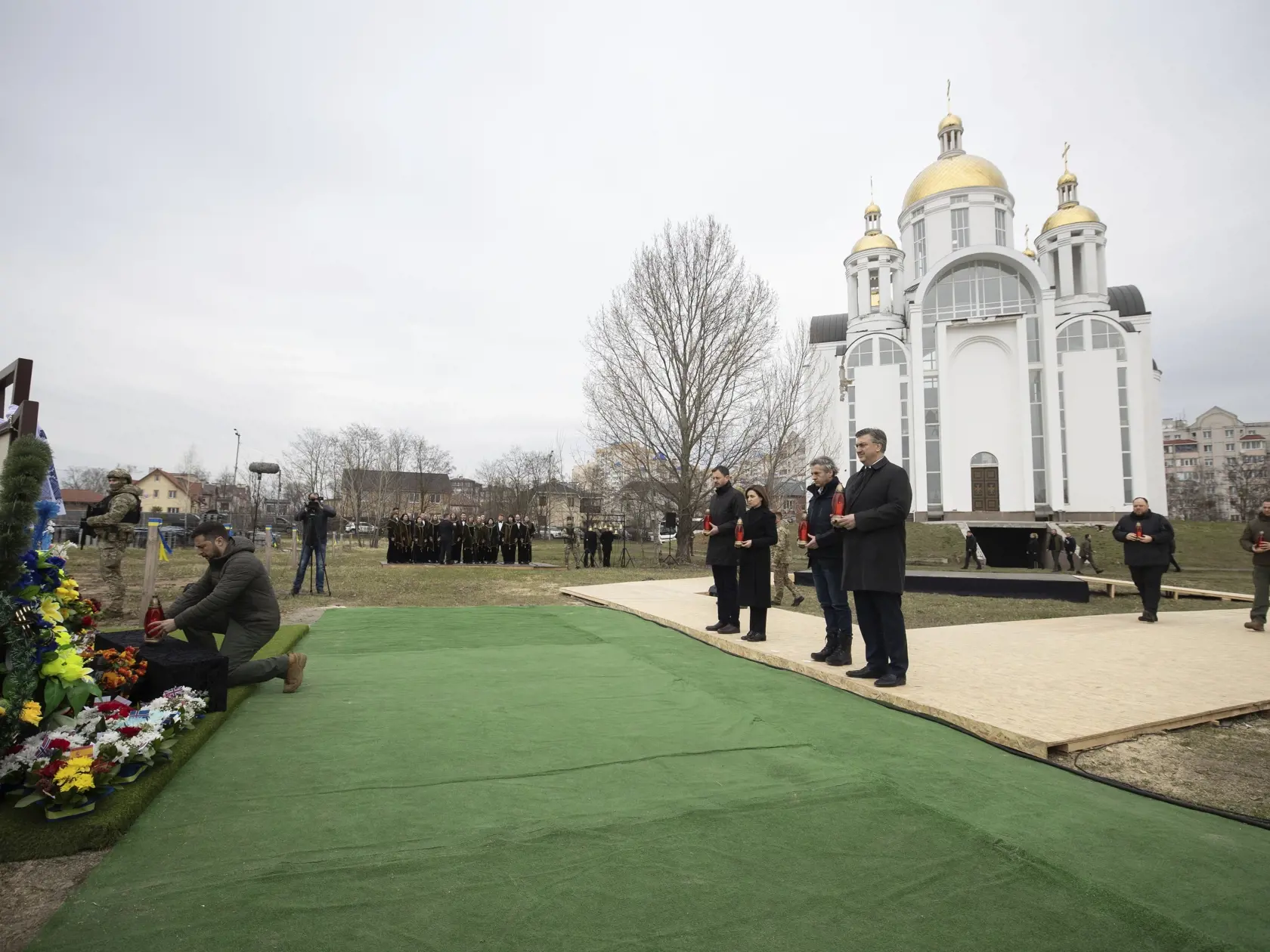 Na snímke v popredí ukrajinský prezident Volodymyr Zelenskyj, v pozadí zľava slovenský premiér Eduard Heger, moldavská prezidentka Maia Sanduová, slovinský premiér Robert Golob a chorvátsky premiér Andrej Plenkovič počas pietnej ceremónie pri príležitosti výročia oslobodenia územia od ruských vojsk v ukrajinskom meste Buča v Kyjevskej oblasti v piatok 31. marca 2023.