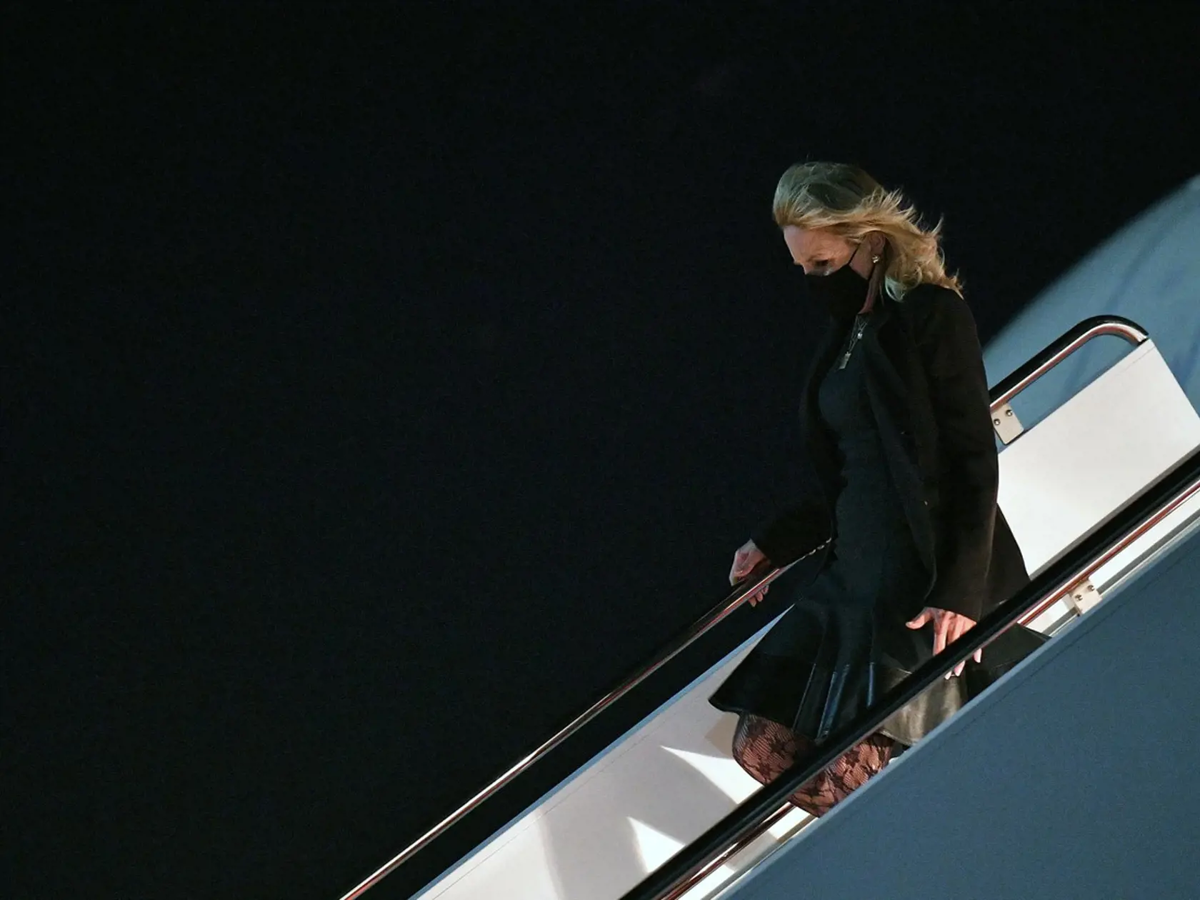 Jill Biden v minisukni a v odvážnych pančuchách!