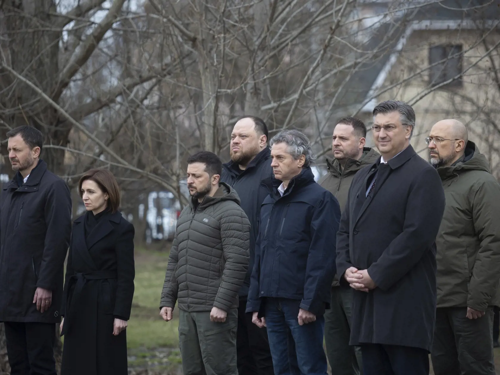 Na snímke zľava slovenský premiér Eduard Heger, moldavská prezidentka Maia Sanduová, ukrajinský prezident Volodymyr Zelenskyj, slovinský premiér Robert Golob a chorvátsky premiér Andrej Plenkovič stoja počas pietnej ceremónie v ukrajinskom meste Buča v Kyjevskej oblasti v piatok 31. marca 2023.