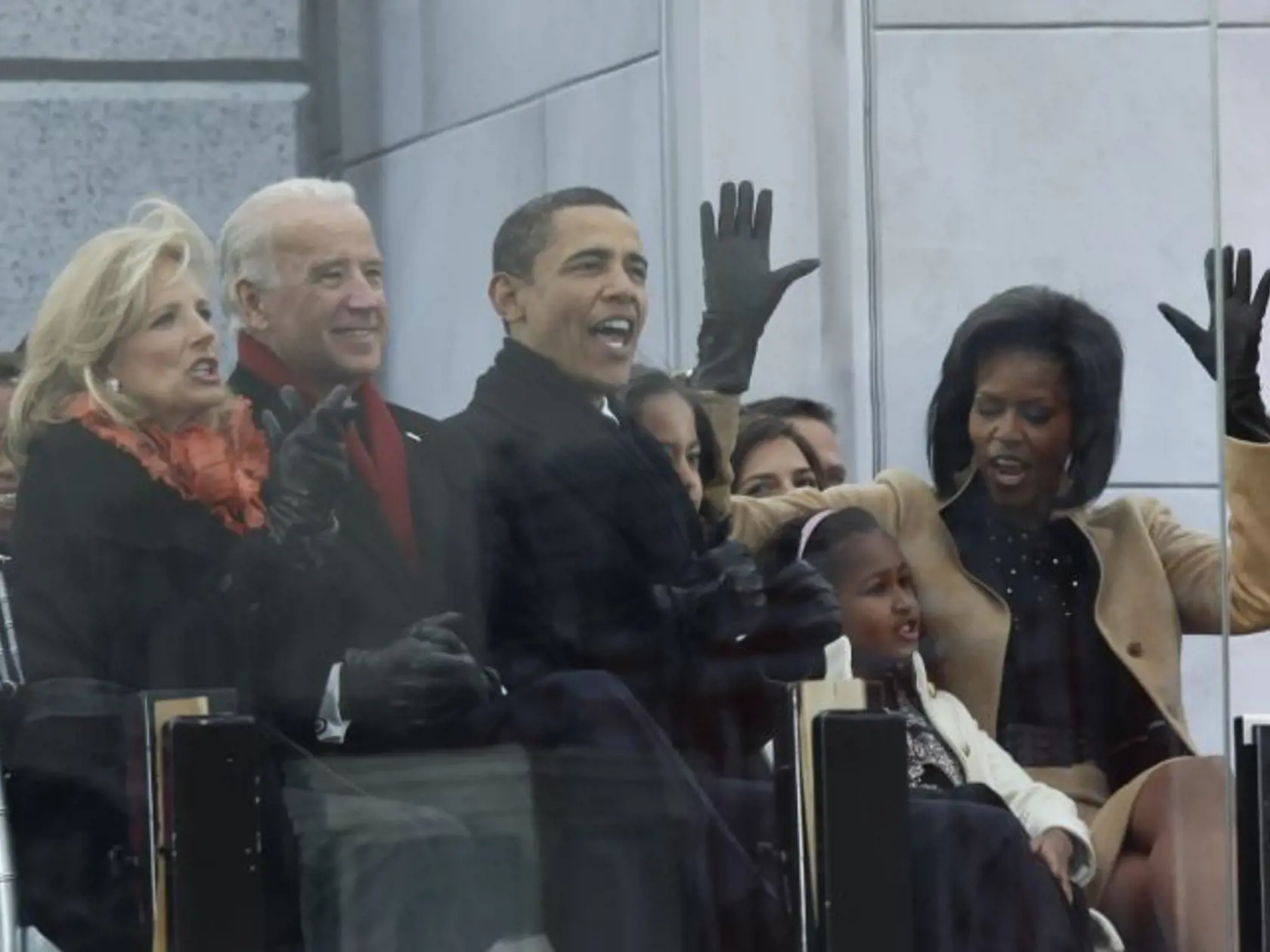 LM15 Washington - Budúci americký prezident Barack Obama s manželkou Michelle a viceprezidentským párom Joeom a Jill Bidenovcami sa zabávajú na koncerte pod názvom We Are One: Opening Inaugural Celebration at the Lincoln Memorial, ktorý sa uskutoènil pri Lincolnovom pamätníku vo Washingtone 18. januára 2009, dva dni pred inauguráciou nového amerického prezidenta. TASR/AP  President-elect Barack Obama, Michelle Obama, Vice President-elect Joe Biden, Jill Biden, and Sasha Obama sing along as they 