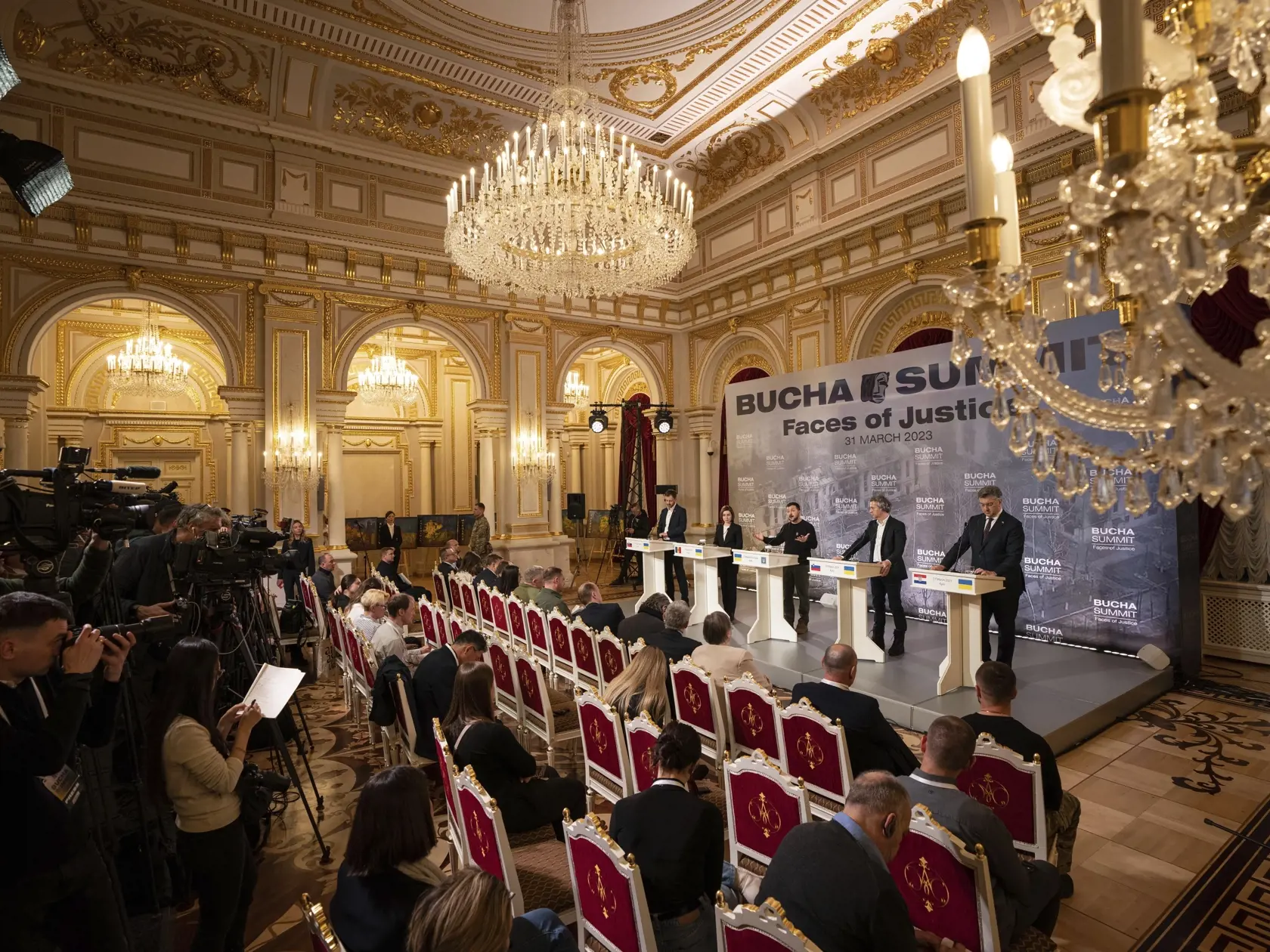 Na snímke uprostred ukrajinský prezident Volodymyr Zelenskyj na spoločnej tlačovej konferencii so slovenským premiérom Eduardom Hegerom zľava, prezidentkou Moldavska Maiou Sanduovou, slovinským premiérom Robertom Golobom a chorvátskym premiérom Andrejom Plenkovičom po summite Bucha v Kyjeve v piatok 31. marca 2023.