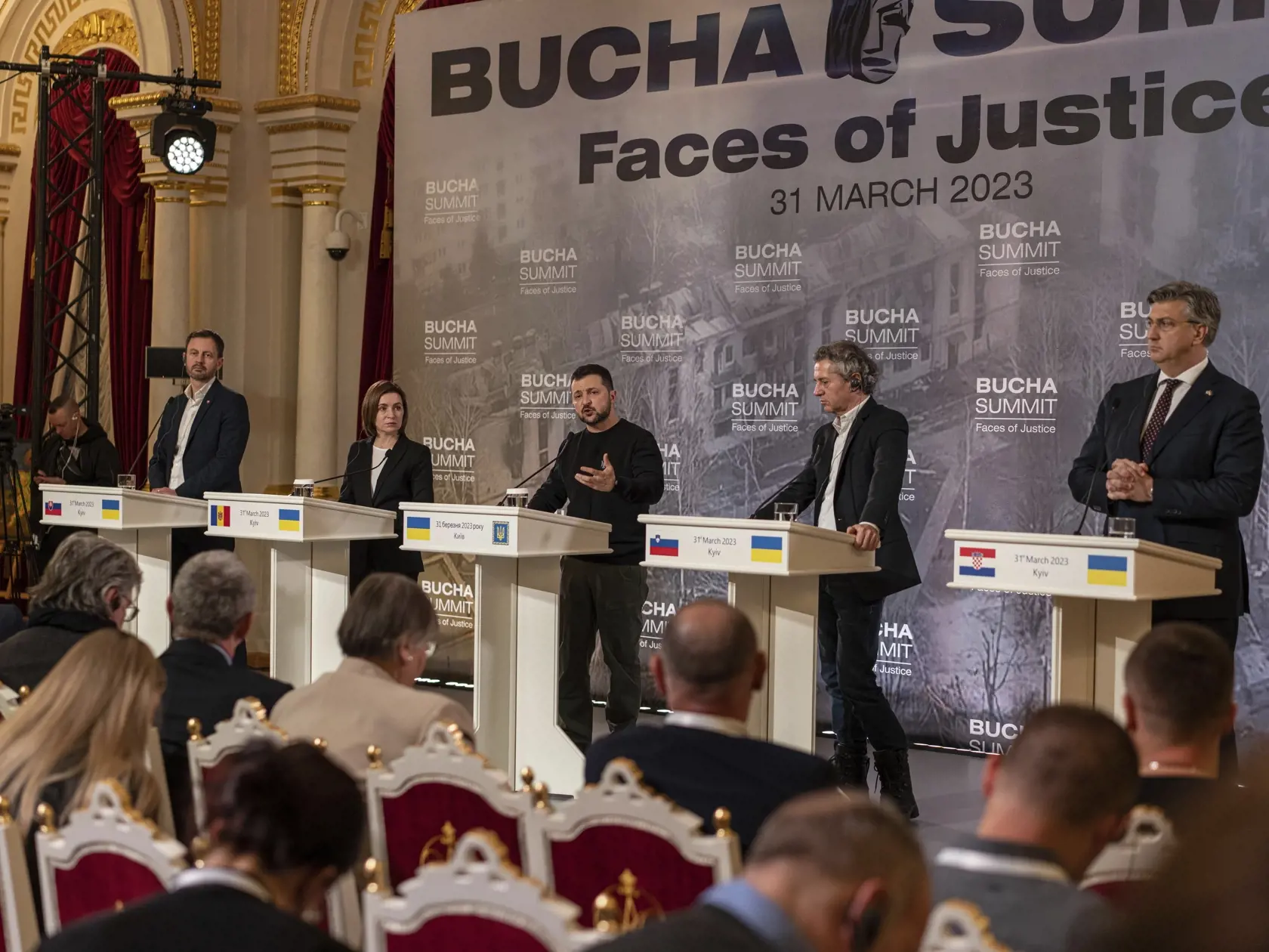 Na snímke uprostred ukrajinský prezident Volodymyr Zelenskyj, na spoločnej tlačovej konferencii so slovenským premiérom Eduardom Hegerom zľava, prezidentkou Moldavska Maiou Sanduovou, slovinským premiérom Robertom Golobom a chorvátskym premiérom Andrejom Plenkovičom po summite Bucha v Kyjeve v piatok 31. marca 2023.
