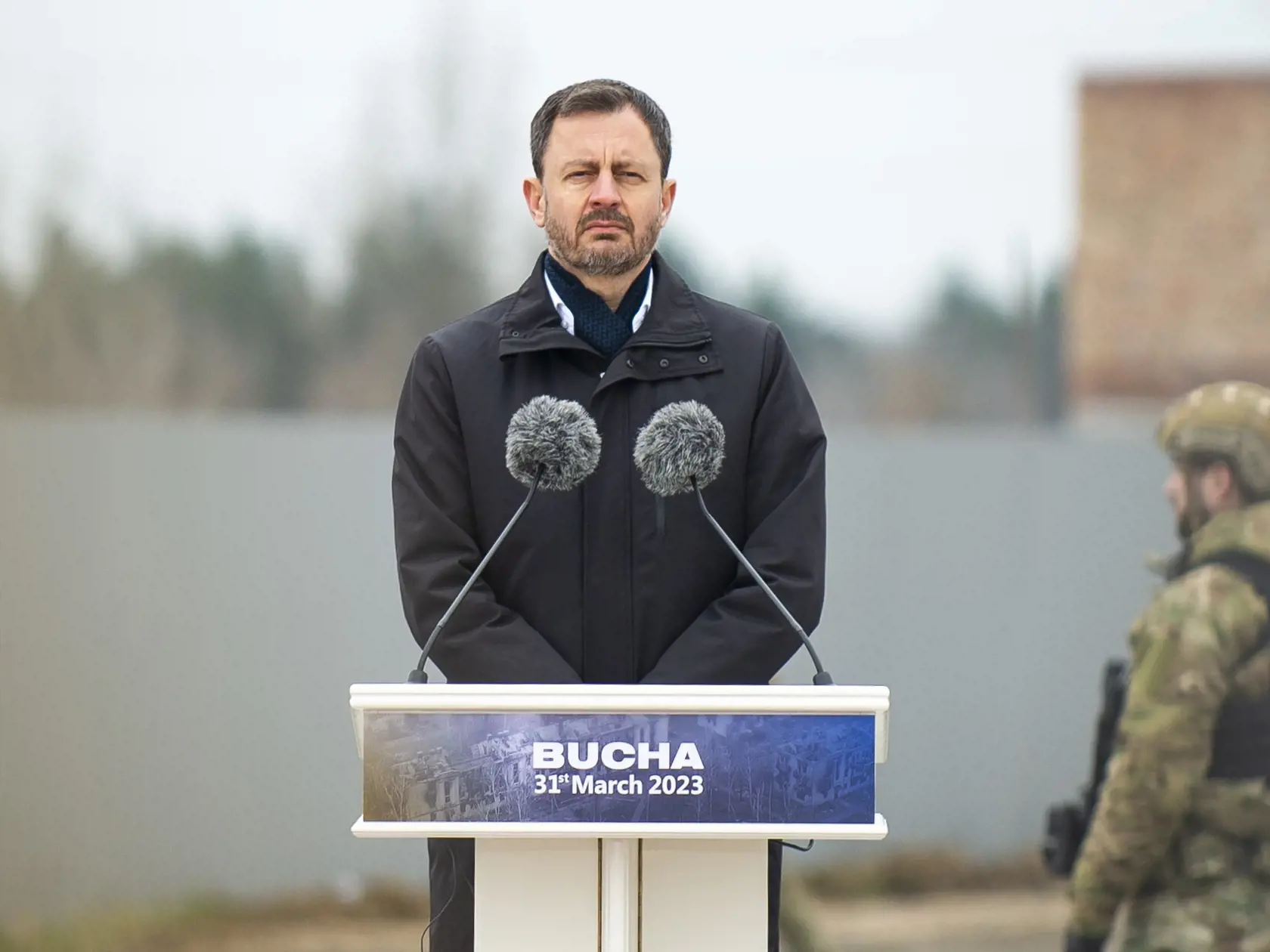 Na snímke dočasne poverený predseda vlády SR Eduard Heger počas pietnej ceremónie v ukrajinskom meste Buča v Kyjevskej oblasti v piatok 31. marca 2023.