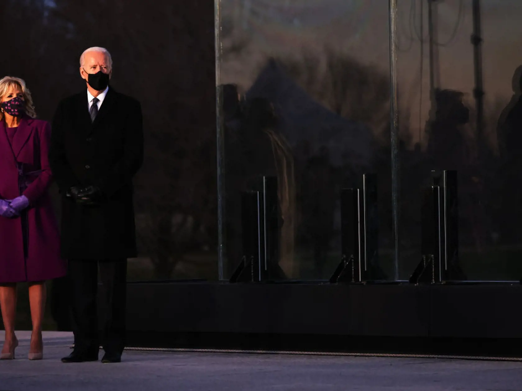 Dr. Jill Biden a zvolený prezident Joe Biden pri Lincolnovom pamätníku v predvečer prezidentskej inaugurácie 19. januára 2021 vo Washingtone DC.
