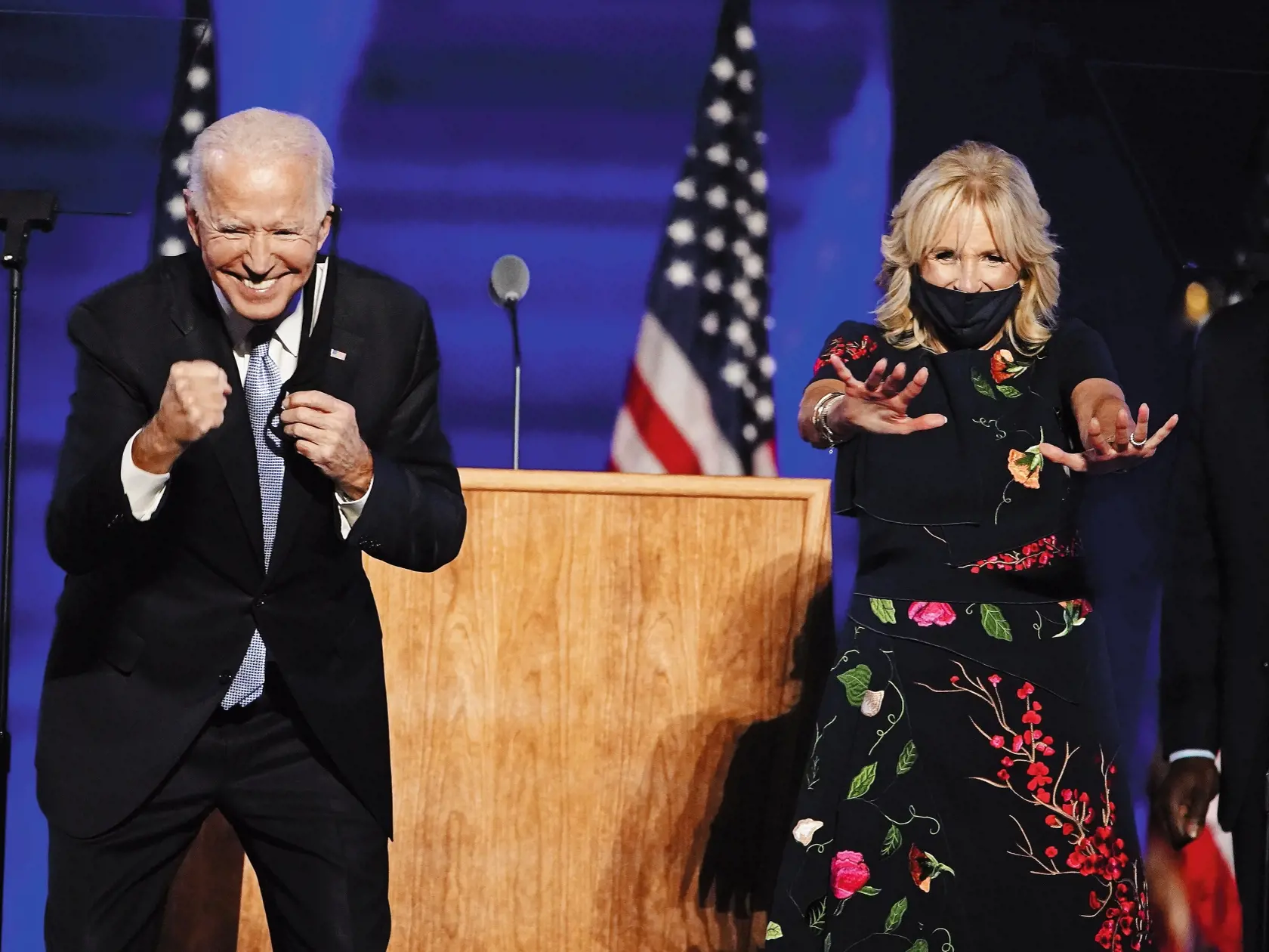 ZMIERENIE? Joe Biden vo víťaznom prejave povedal, že chce byť prezidentom všetkých Američanov. Manželka Jill pri ňom nemohla chýbať.