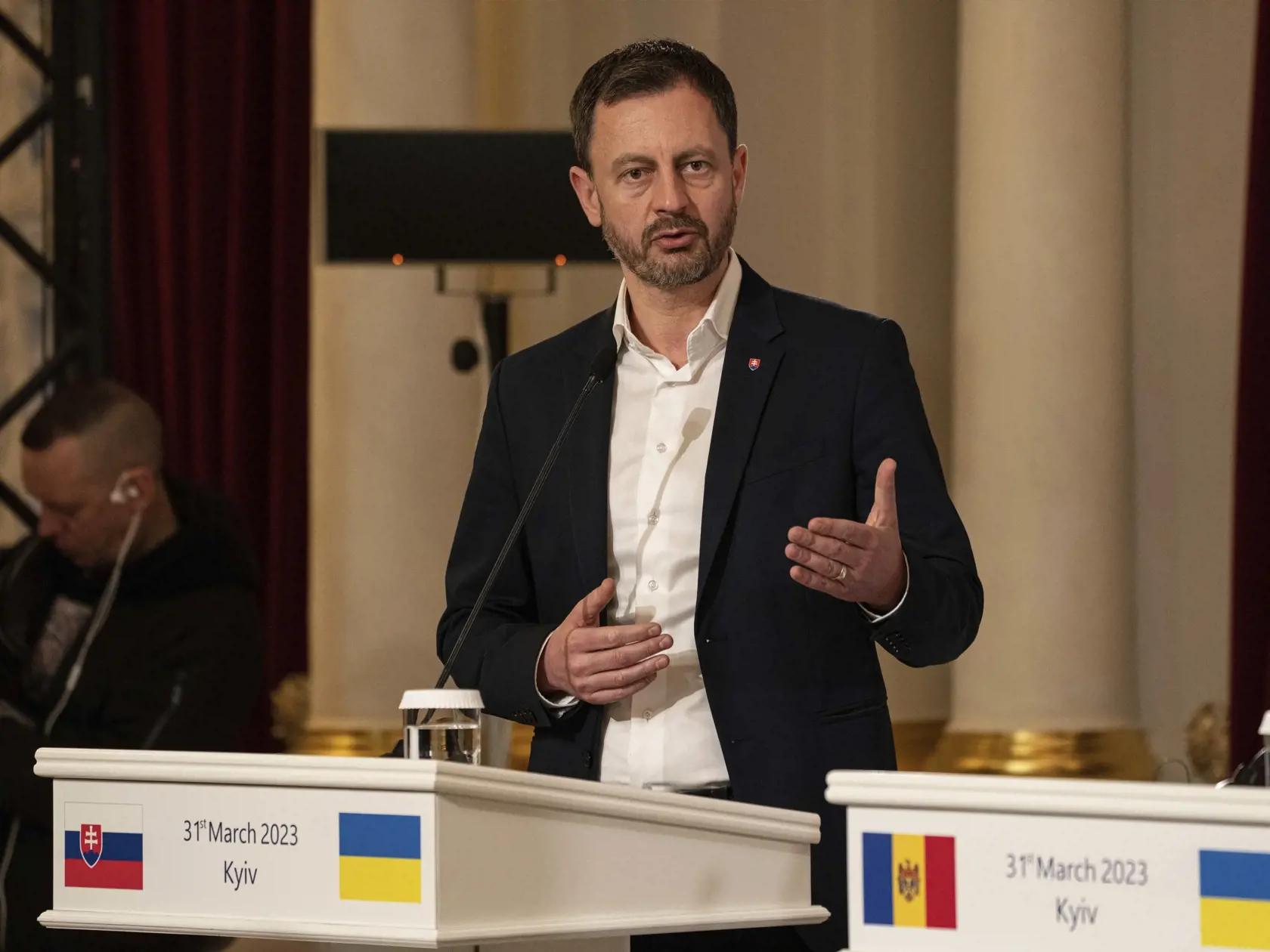 Na snímke predseda vlády SR Eduard Heger na tlačovej konferencii v rímci summitu Buča v Kyjeve na Ukrajine v piatok 31. marca 2023.