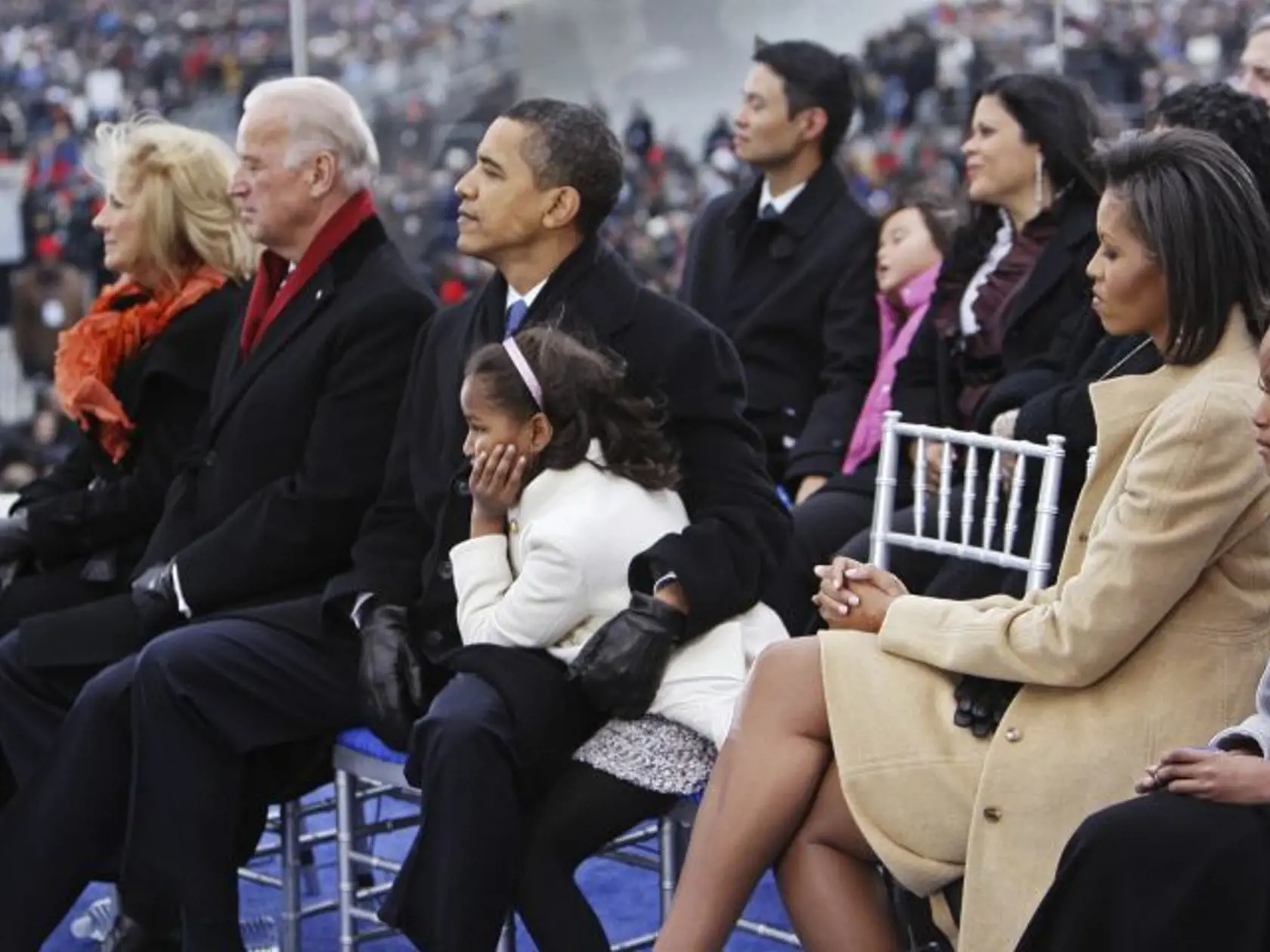 KK6 Washington - Novozvolený americký prezident Barack Obama sedí so svojou dcérkou Sashou, manželkou Michelle, dcérkou Maliou, Joelom a Jillou Bidenovcami poèas ve¾kého koncertu pred jeho utoròajšou prezidentskou prísahou 18. januára 2009 vo Washingtone. FOTO TASR/AP President-elect Barack Obama sits with his daughter Sasha, Michelle Obama, Malia Obama, Vice President elect Joe Biden, and Jill Biden, at the Lincoln Memorial for an inaugural concert Sunday, Jan. 18, 2009. (AP Photo/Charles Dhara