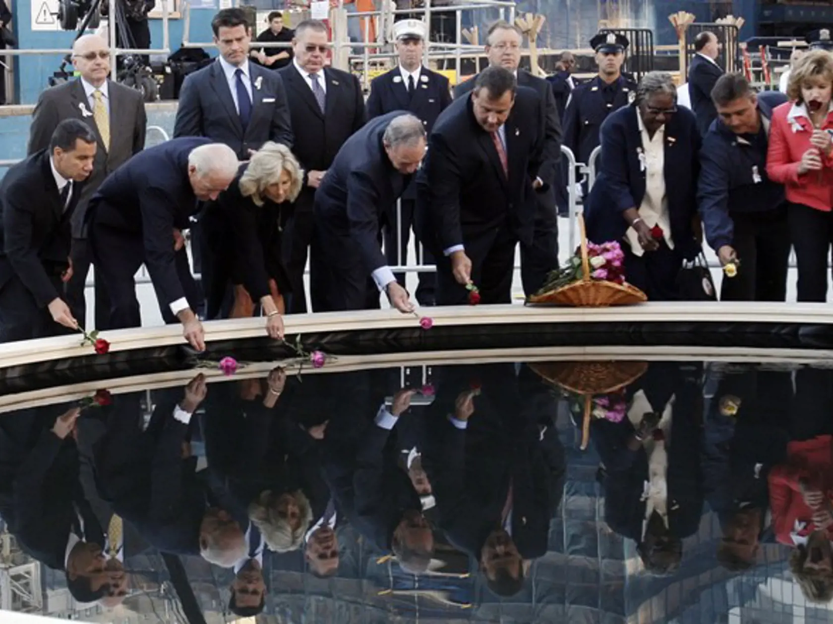 Zľava: Starosta New Yorku David Paterson, vicepresident Joe Biden, jeho manželka Dr. Jill Biden, Michael Bloomberg, Chris Christie pri slávnostnej spomienke na obete 11. septembra 2001.
