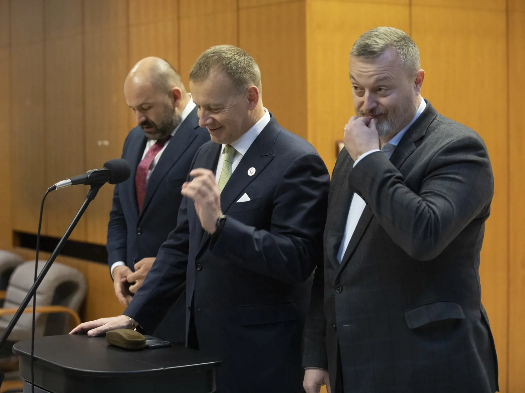 Pčolinský sa neštíti ničoho. Na kolegov s radosťou bonzuje.
