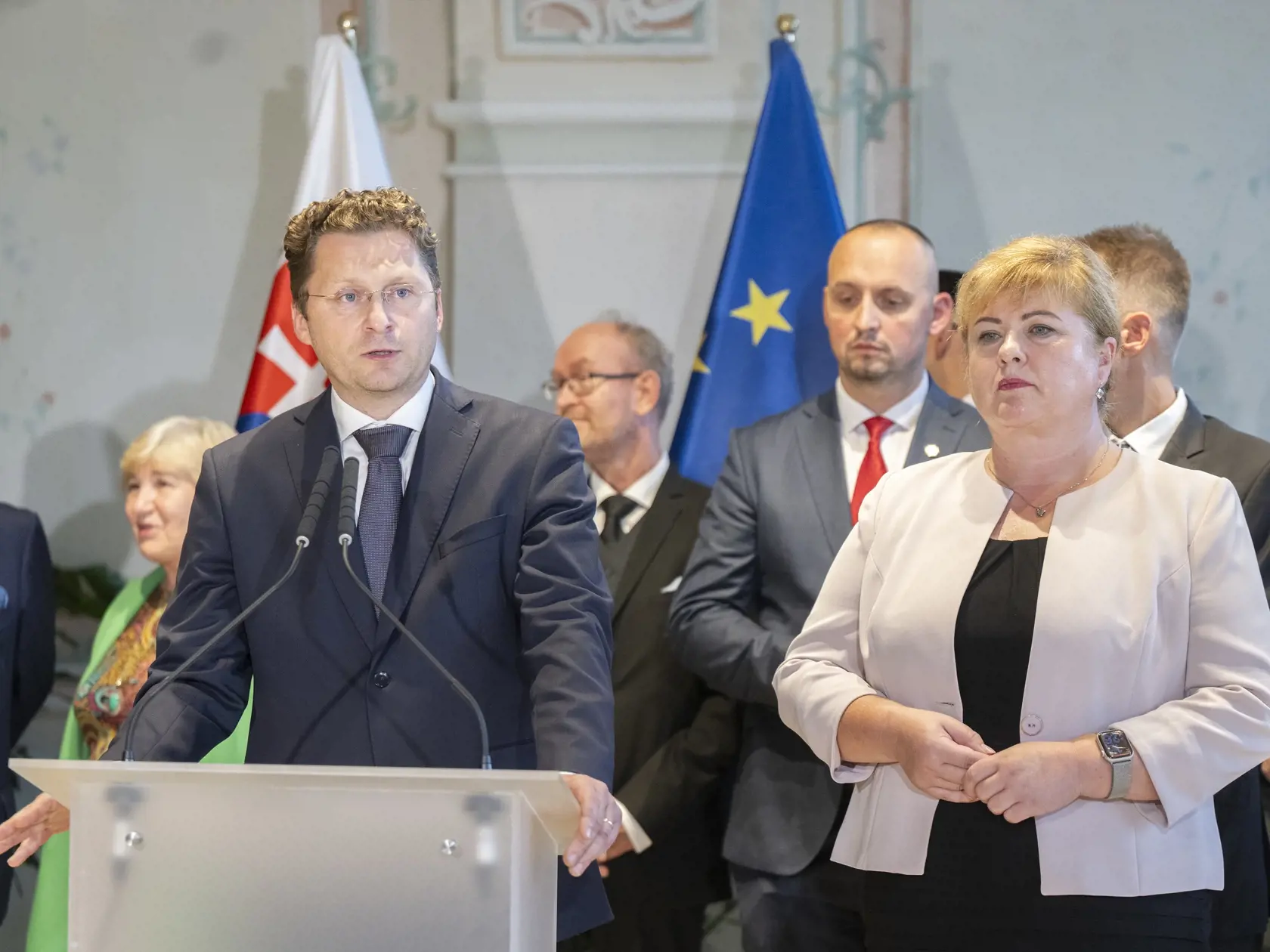 Na snímke zľava predseda Lekárskeho odborového združenia (LOZ) Peter Visolajský a predsedníčka Odborového združenia sestier a pôrodných asistentiek Monika Kavecká počas tlačovej konferencie po stretnutí prezidenta SR Petra Pellegriniho s predstaviteľmi zdravotníctva, 8. októbra 2024 v Prezidentskom paláci v Bratislave. FOTO TASR - Martin Baumann