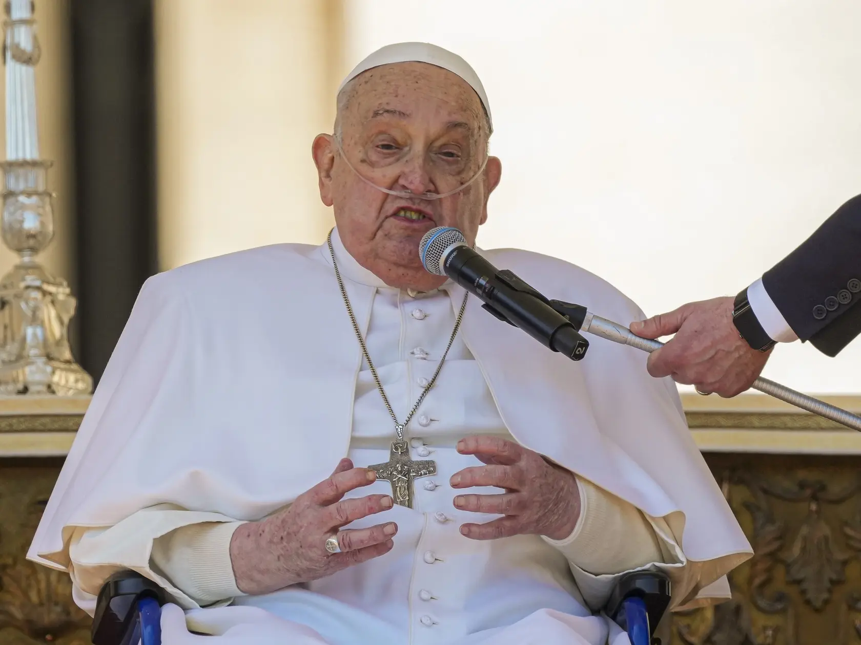 Pápež František, ktorý sa po prvý raz od prepustenia z nemocnice objavil na verejnosti, zdraví veriacich na záver bohoslužby na Námestí sv. Petra vo Vatikáne v nedeľu 6. apríla 2025. FOTO TASR/AP