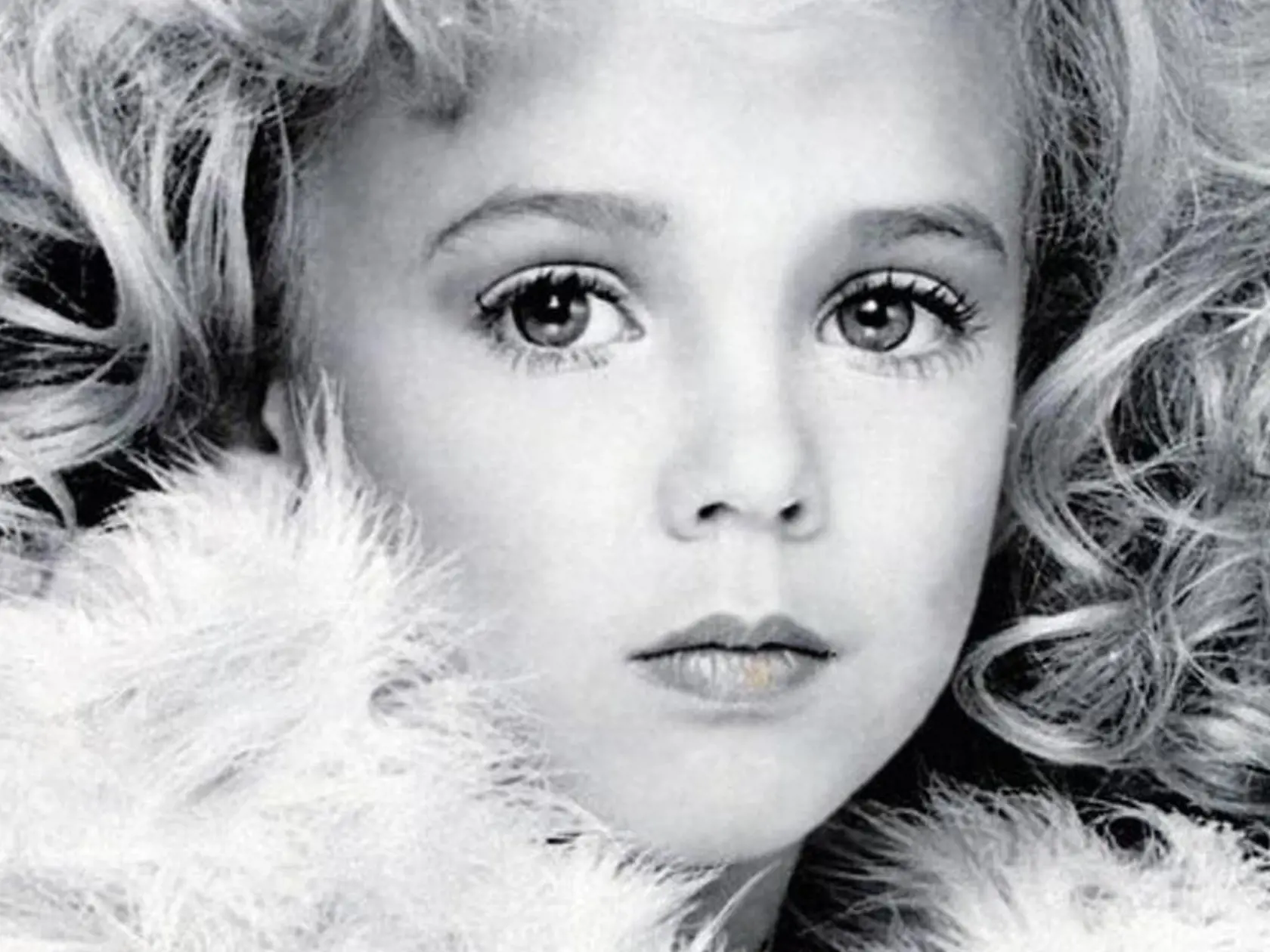 JonBenéte Ramsey brutálne zavraždili, keď mala iba 6 rokov.  Jej mŕtve telo bolo nájdené 26. decembra len pár hodín po nahlásení nezvestnosti.