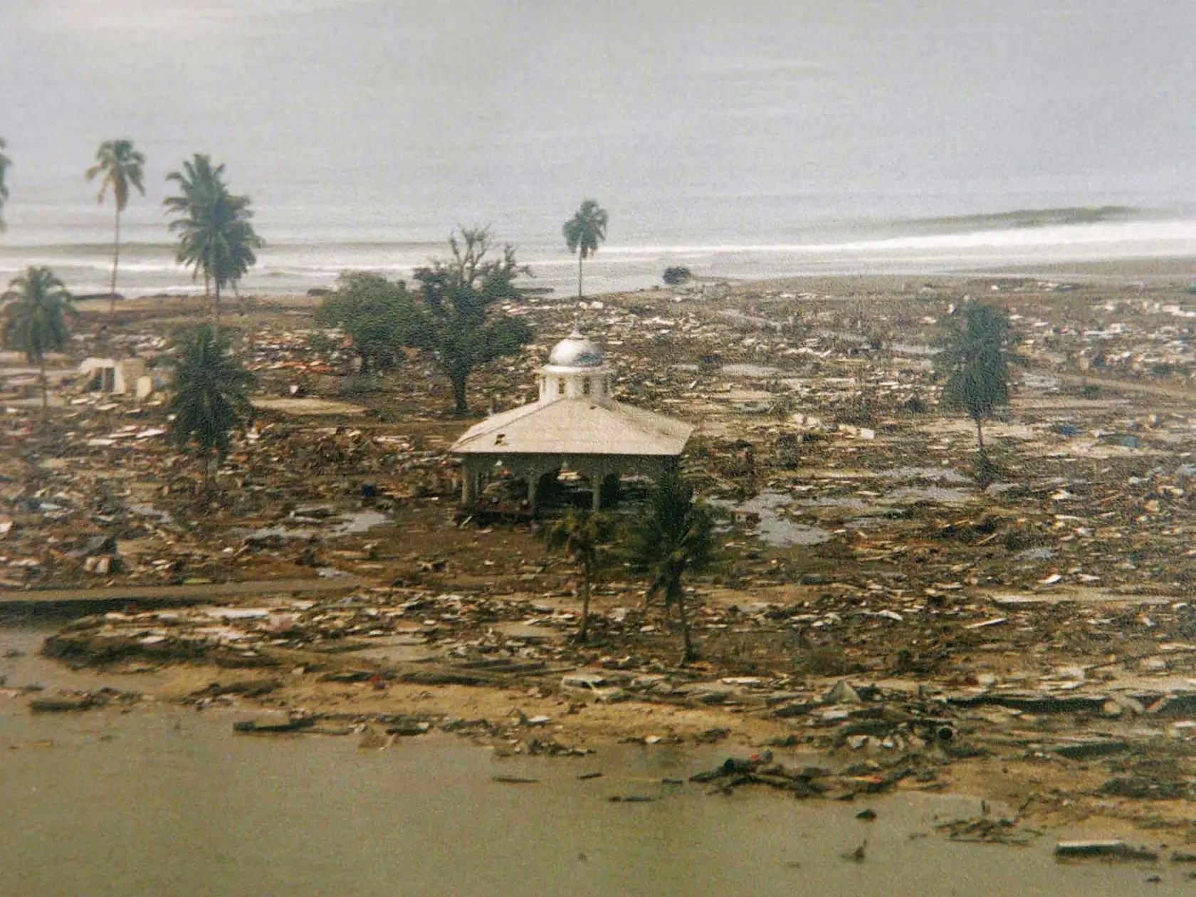 Ničivé tsunami z roku 2004, ktoré zasiahlo Indonéziu.