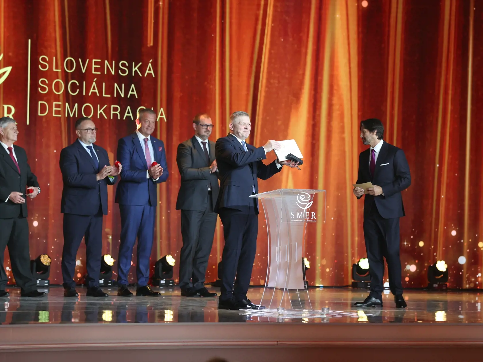 Predseda vlády Slovenskej republiky Robert Fico a Robert Kaliňák (Smer).