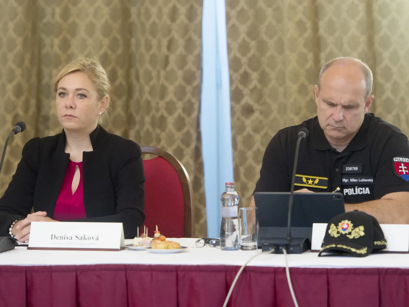 Na snímke zľava bývalá ministerka vnútra Denisa Saková a bývalý prezident Policajného zboru SR Milan Lučanský počas pracovného stretnutia s expremiérom Petrom Pellegrinim a vtedajšími ministrami