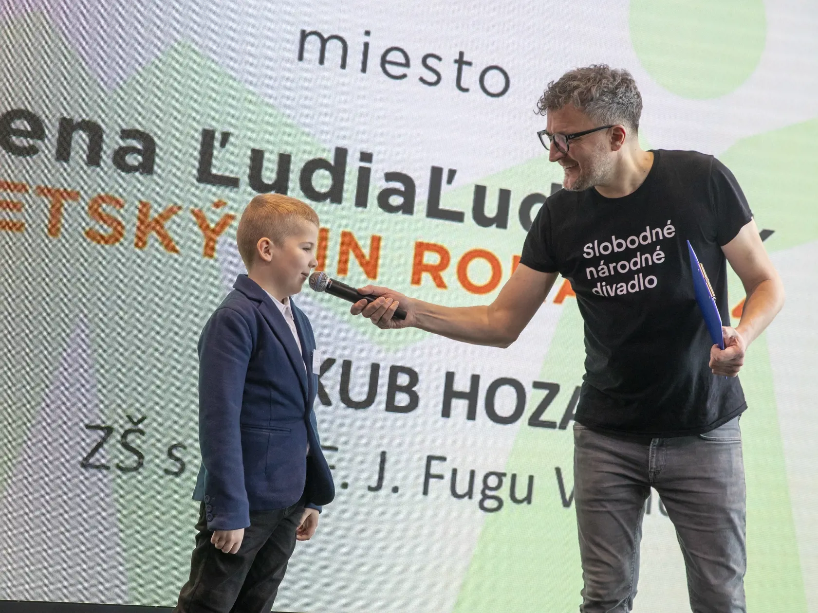 Ocenený Jakub Hoza za Detský čin roka 2024 v kategórii Ľudia ľuďom zo ZŠ Vinné a moderátor Ludwig Bagin.