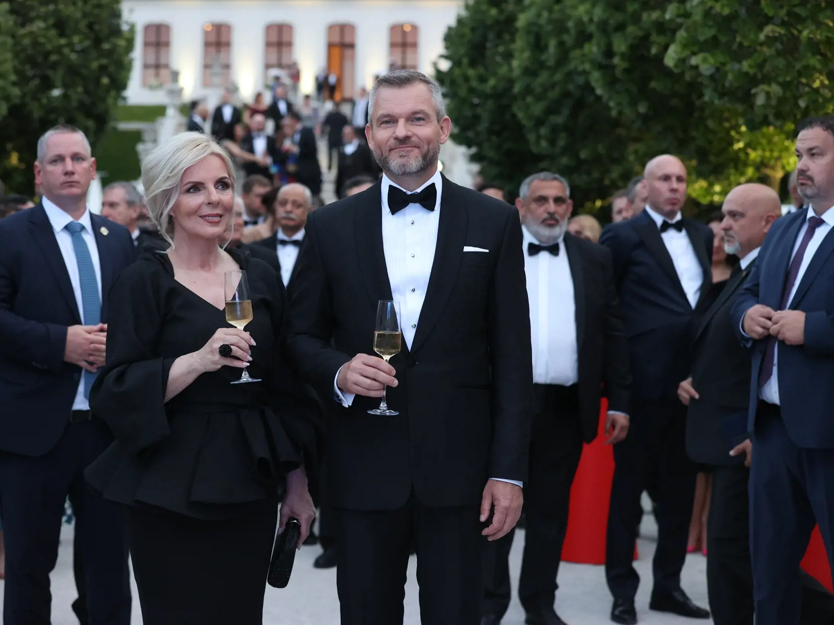 Hlavná postava večera Peter Pellegrini prišla na slávnosť vo svojej obvyklej spoločnosti. Spoločnosť Pellegrinimu robila jeho verná sestra, ktorá ho sprevádza na každom kroku. Ako súrodenci sa podporujú ešte viac, hlavne po nedávnom úmrtí svojho otca.