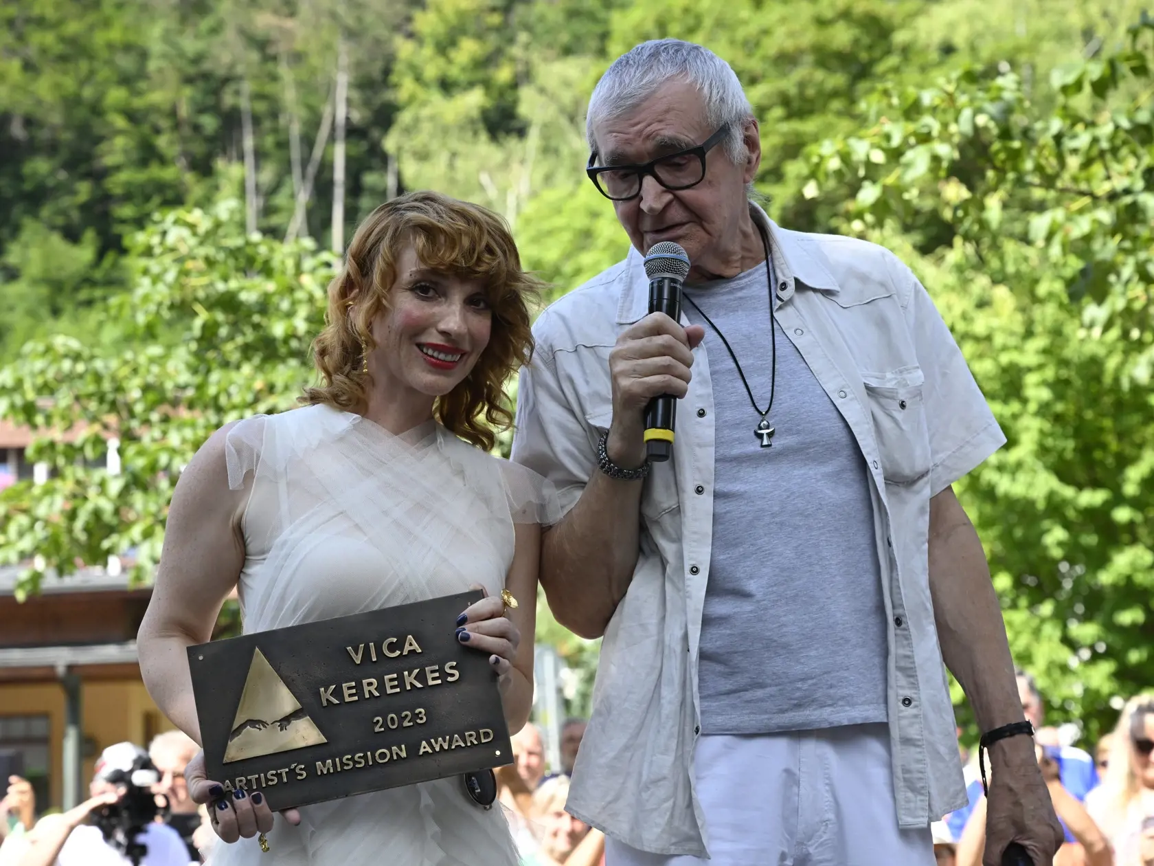 Na snímke slovenská herečka Vica Kerekes (vľavo) v sprievode režiséra Petra Hledíka na Moste slávy 23. júla 2023 v Trenčianskych Tepliciach. Vica Kerekes si počas festivalu Film Square prevzala spolu s Václavom Neckářom ocenenie Artist’s Mission Award za celoživotný umelecký a spoločenský prínos.