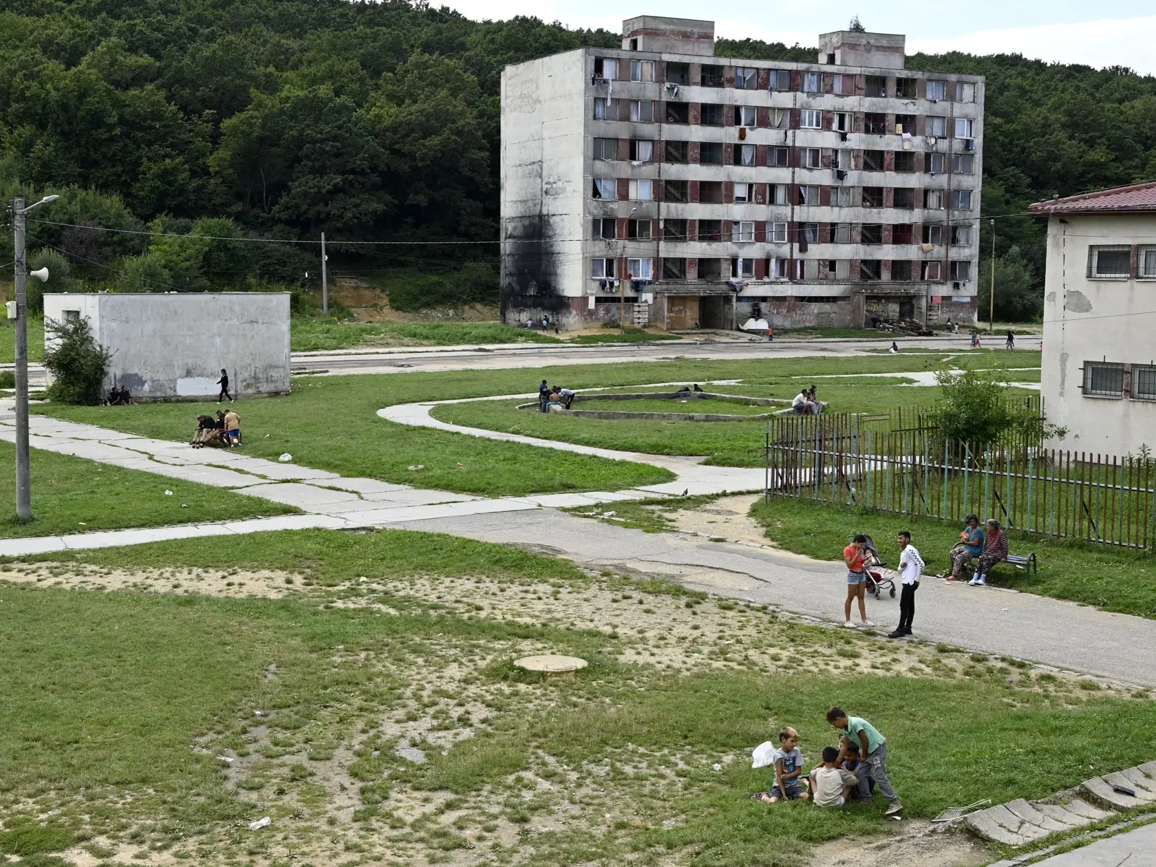 Na rómskom sídlisku Luník IX v Košiciach je v týchto dňoch čulý pracovný ruch. Dôvodom je  septembrová návšteva pápeža Františka. Na snímke sídlisko Luník IX v Košiciach 20. augusta 2021. FOTO TASR - Roman Hanc