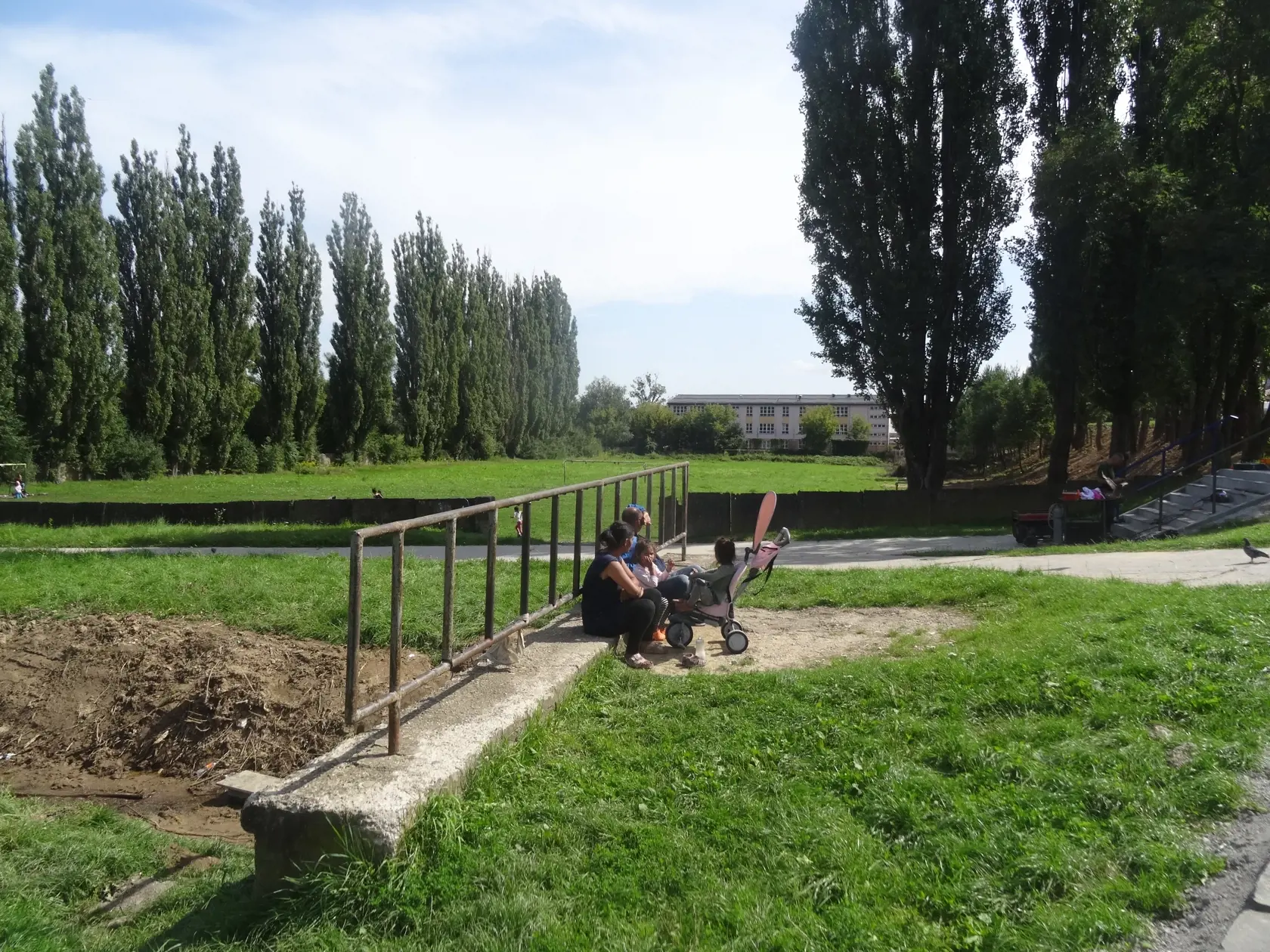 Domáci posedávali a "obdivovali" tých, ktorí pracovali.