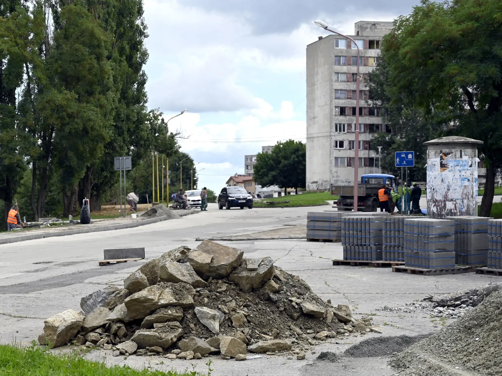 Na rómskom sídlisku Luník IX v Košiciach je v týchto dňoch čulý pracovný ruch. Dôvodom je  septembrová návšteva pápeža Františka. Na snímke oprava chodníkov a ciest na sídlisku Luník IX v Košiciach 20. augusta 2021. FOTO TASR - Roman Hanc