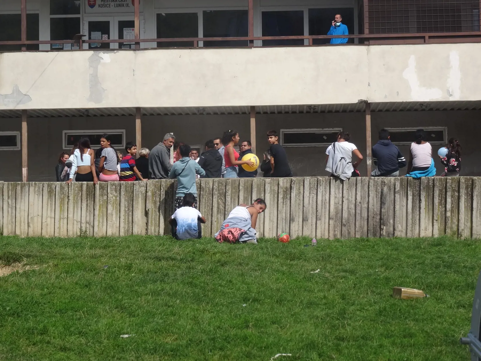 Táto skupina sa stretla pred úradom. Pýtali sme sa na dôvod, povedali, že tam prišli len tak, bez dôvodu.